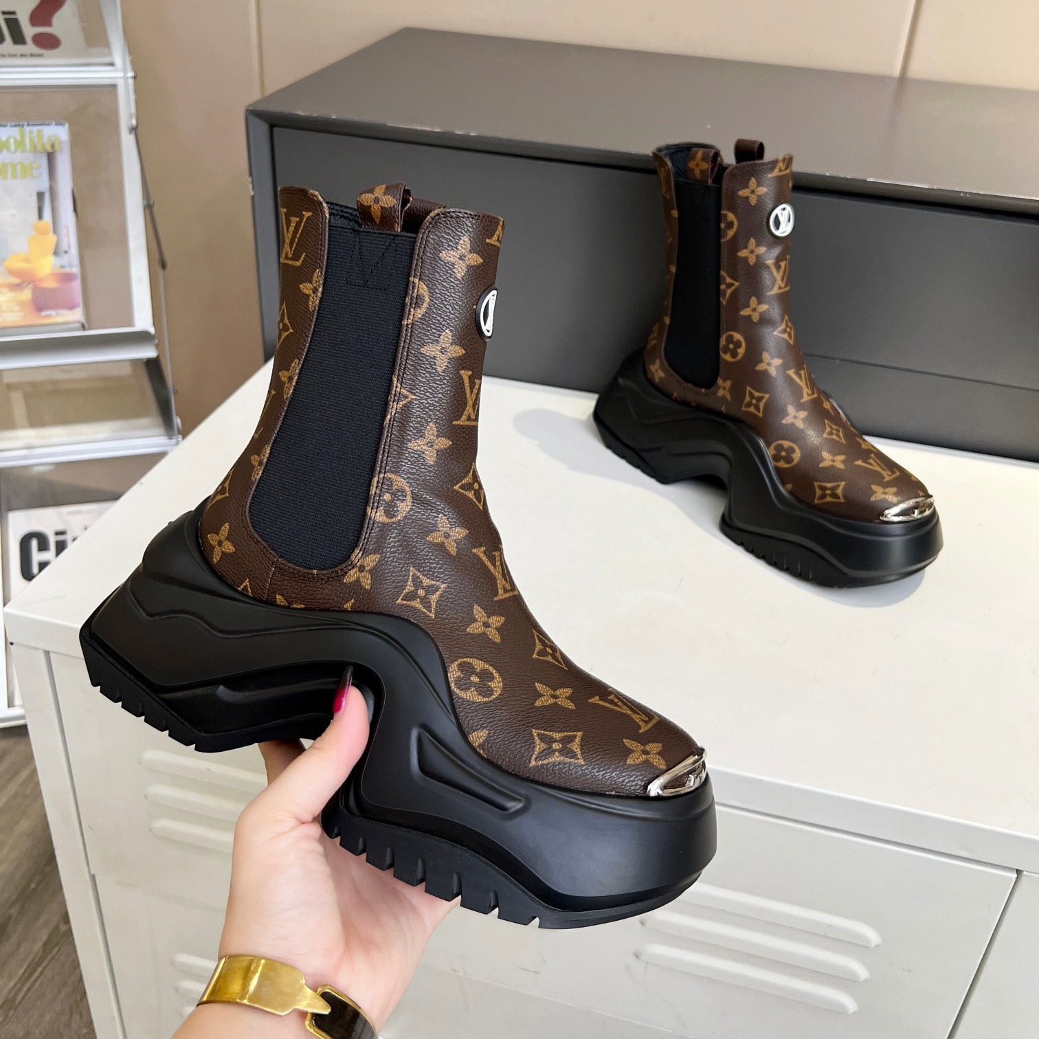 LV Fashion Thick Sole Ankle Boots ST25041505