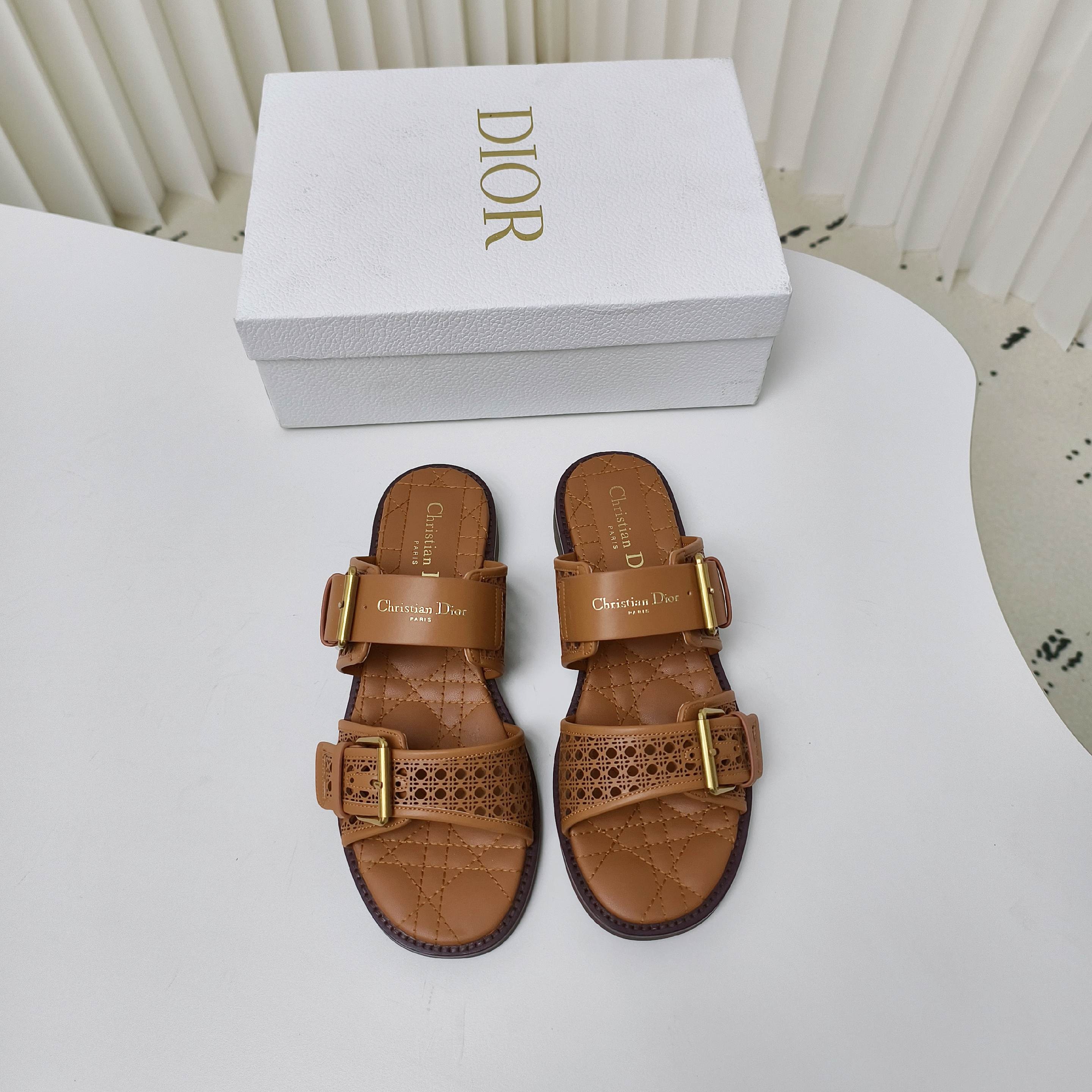 CD Women's Classic Sandals SGM250212