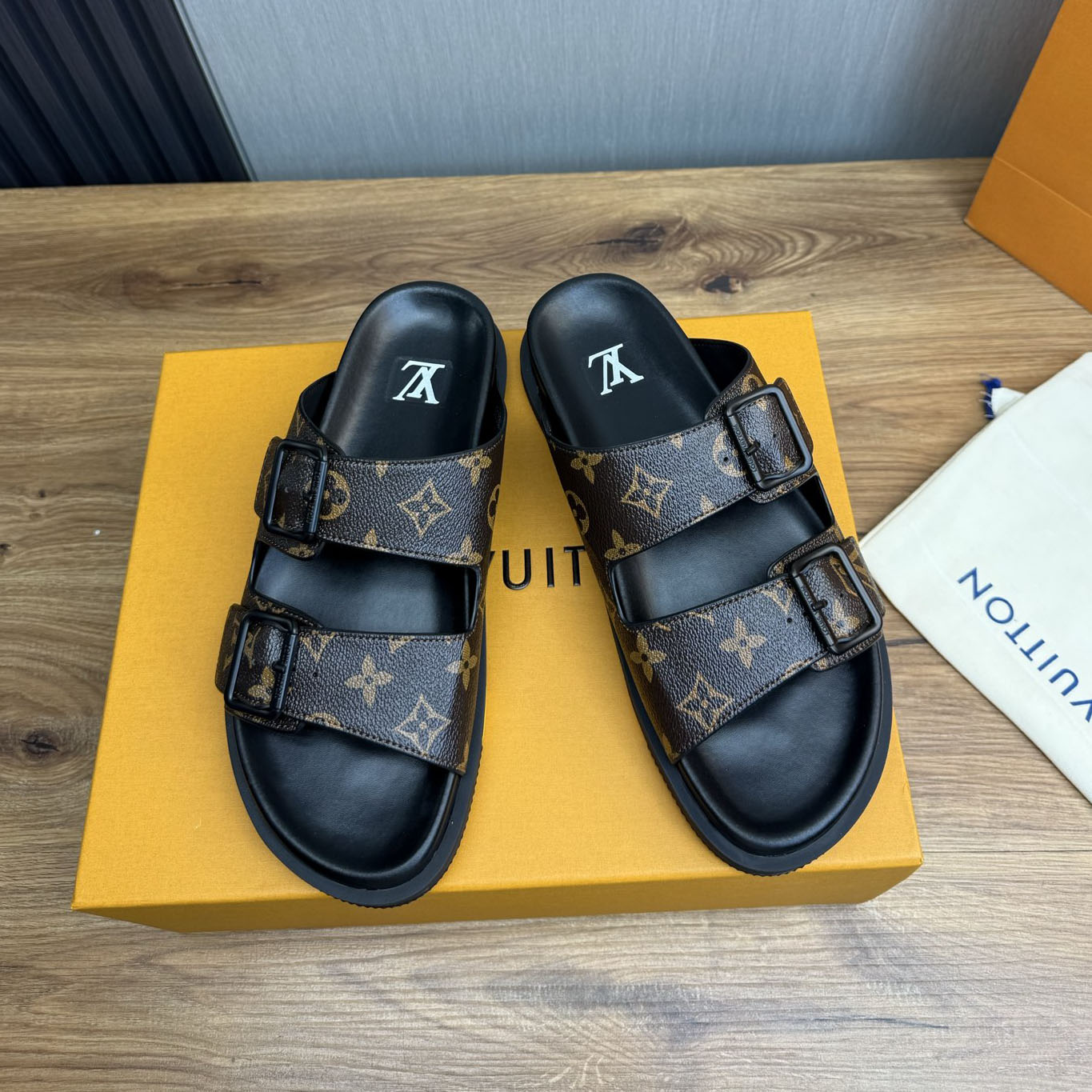 LV Evergreen Style Stylish Men's Sandals SY250438