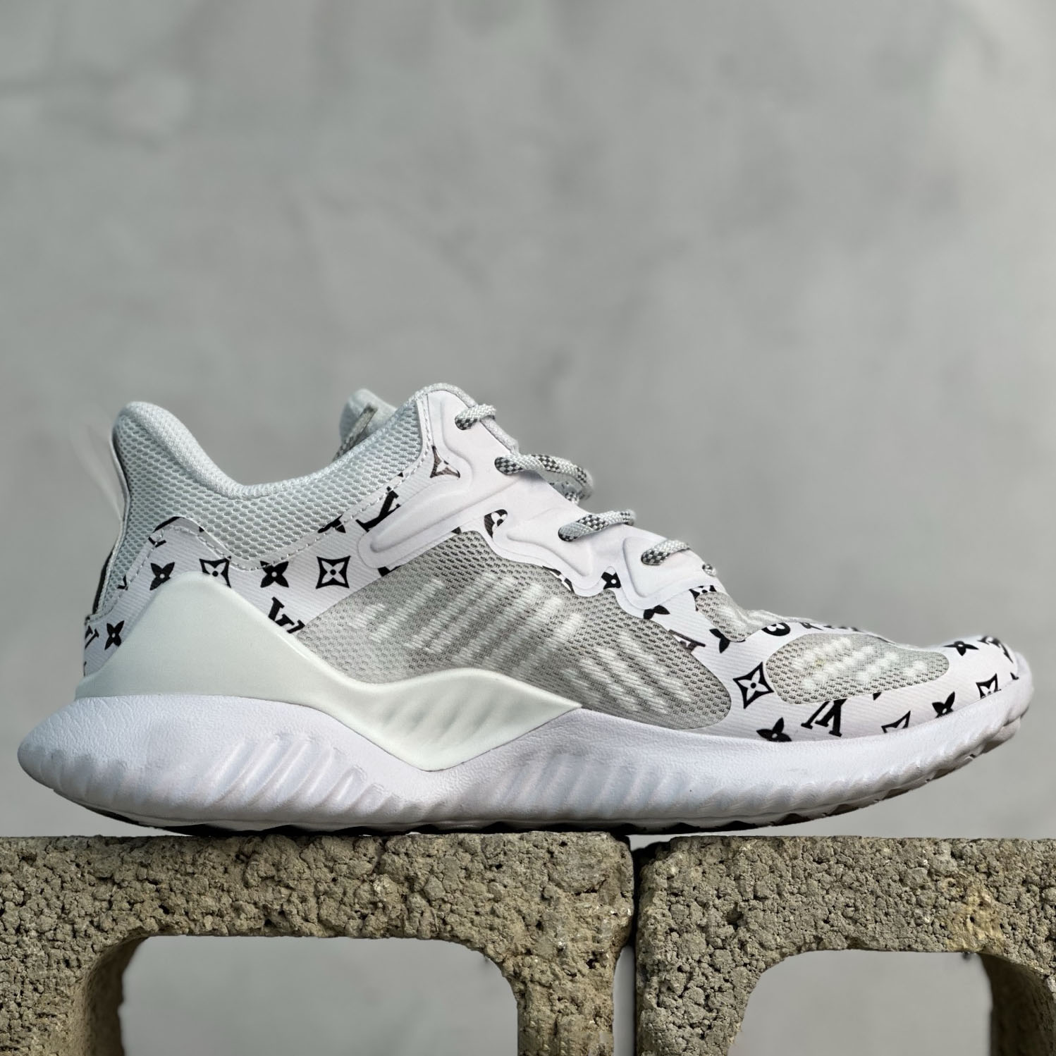 LV Unisex Casual Running Shoes (Collaborative Edition) SY250436