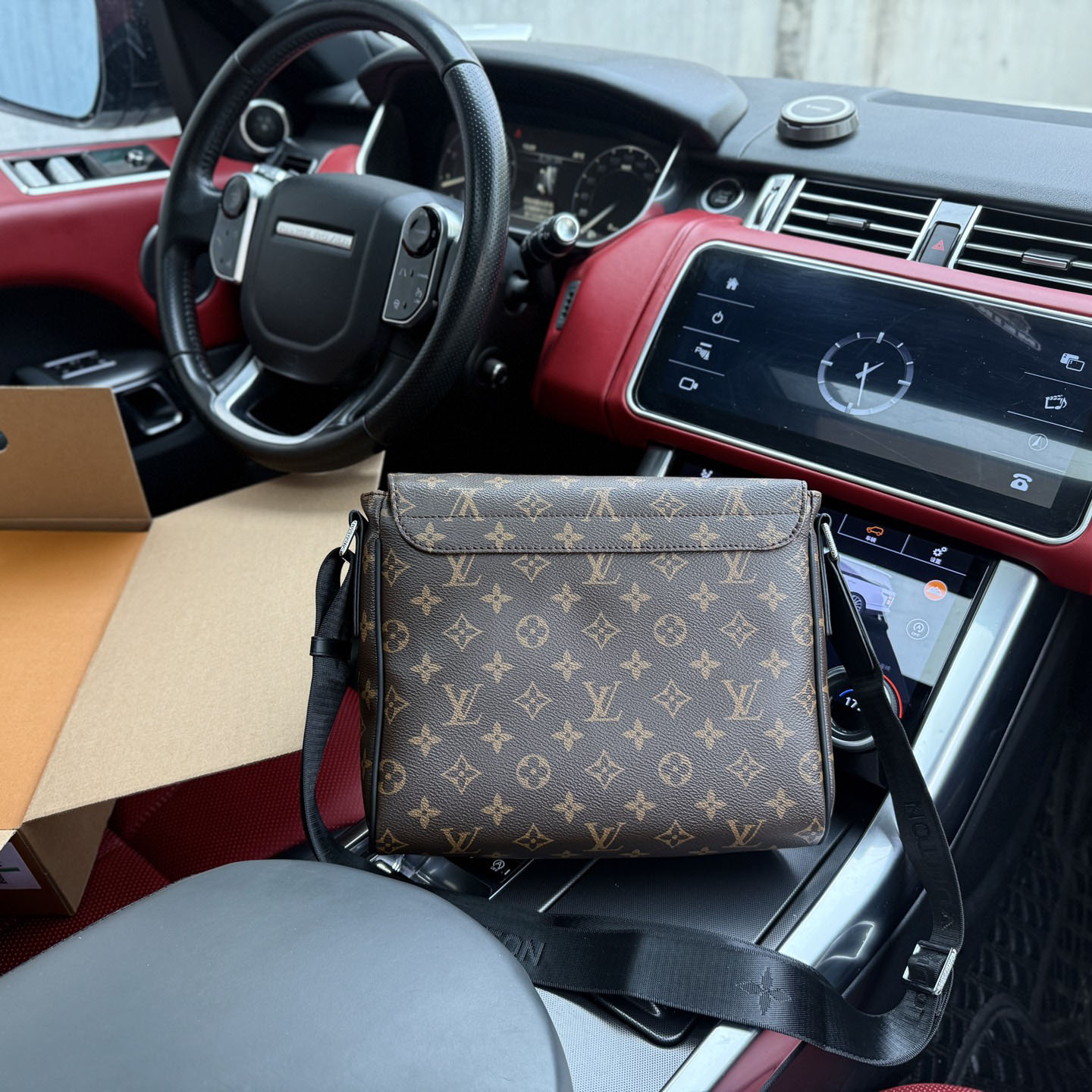 LV District Series Shoulder Bag VK250418