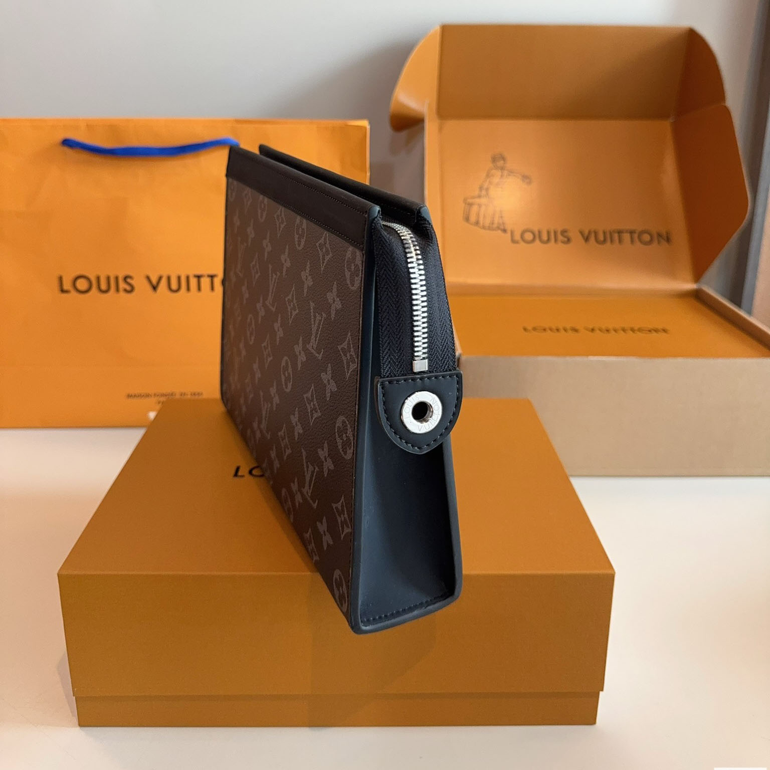 Lv Stylish Men's Handbag BV250402