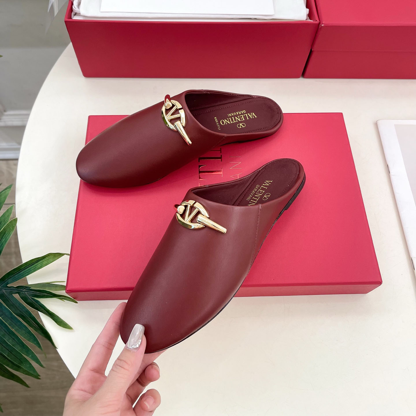 VT Roman Stud women's leather slide sandals MS250416