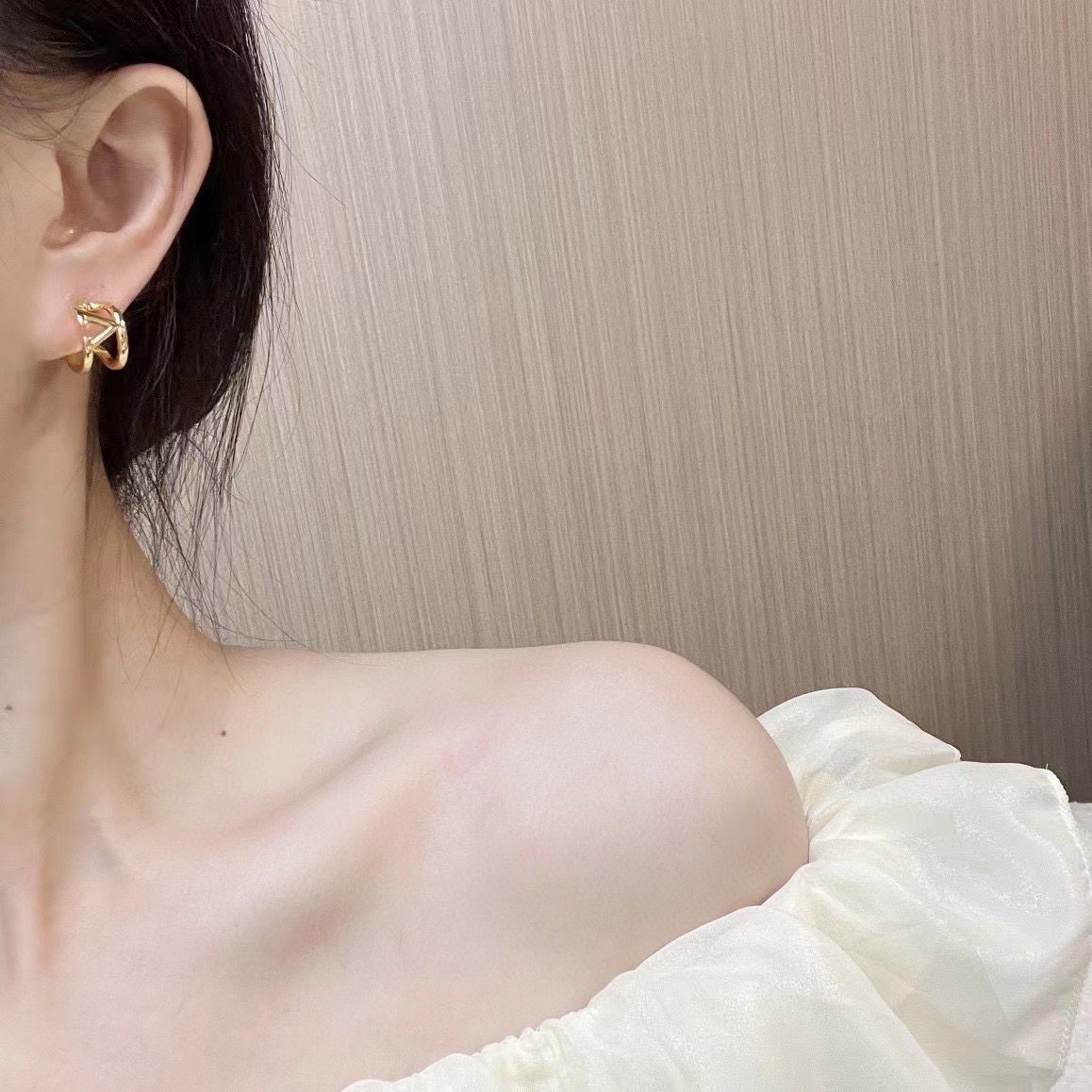 VT Exquisite C-Shaped Golden Earrings MS250423