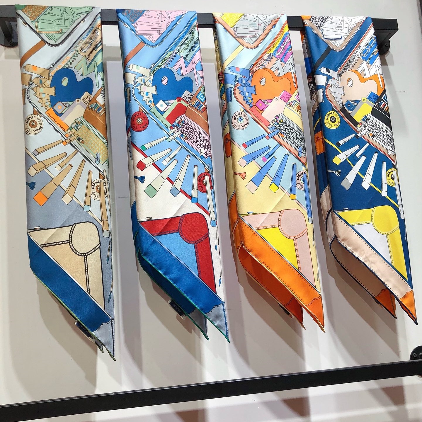 HM 【Carry-on Baggage】90cm Silk Square Scarf YV24060101