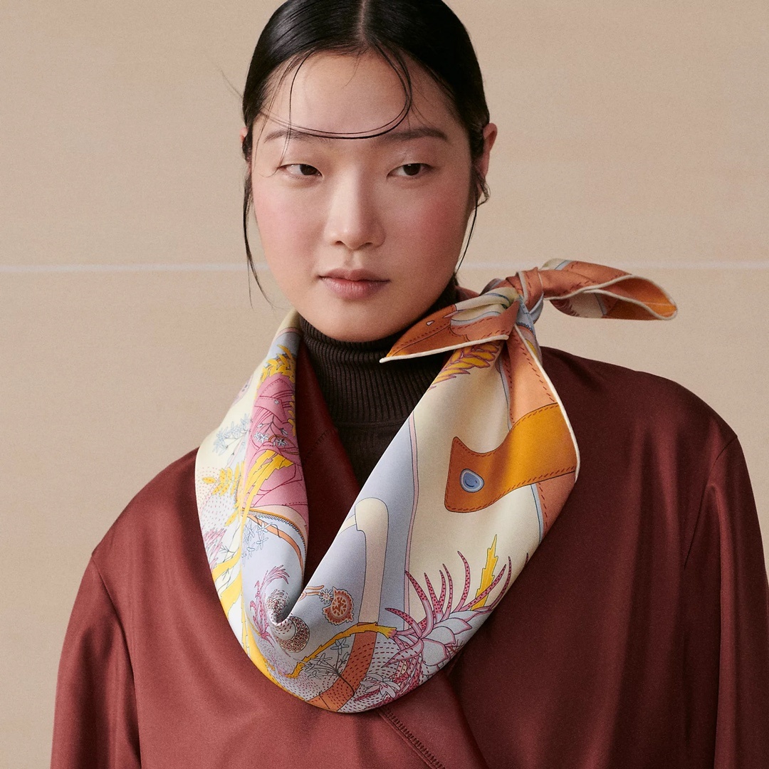 HM 【Carry-on Baggage】90cm Silk Square Scarf YV24060101