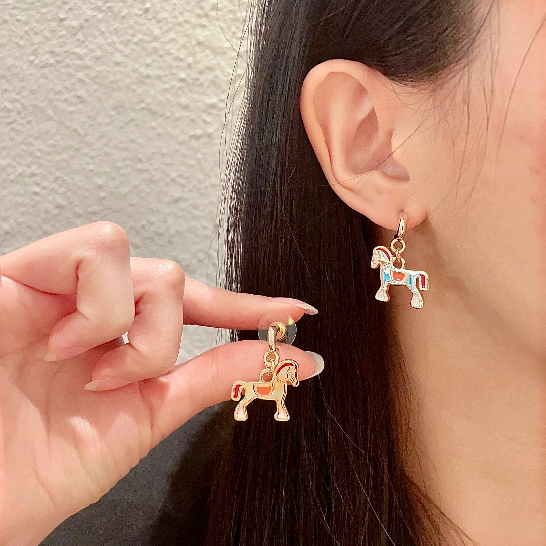 HM  Classic Pony-Shaped Earrings YV24060217