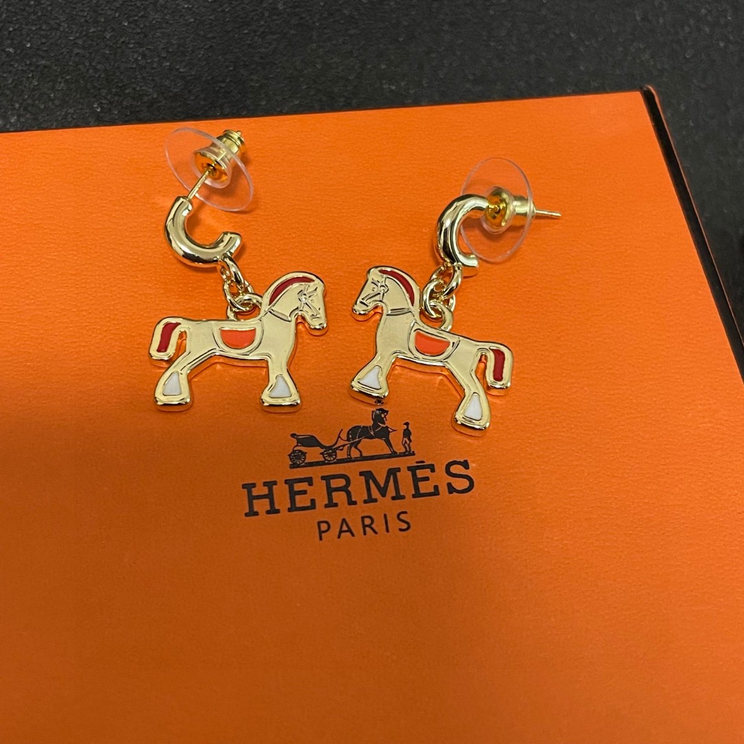 HM  Classic Pony-Shaped Earrings YV24060217