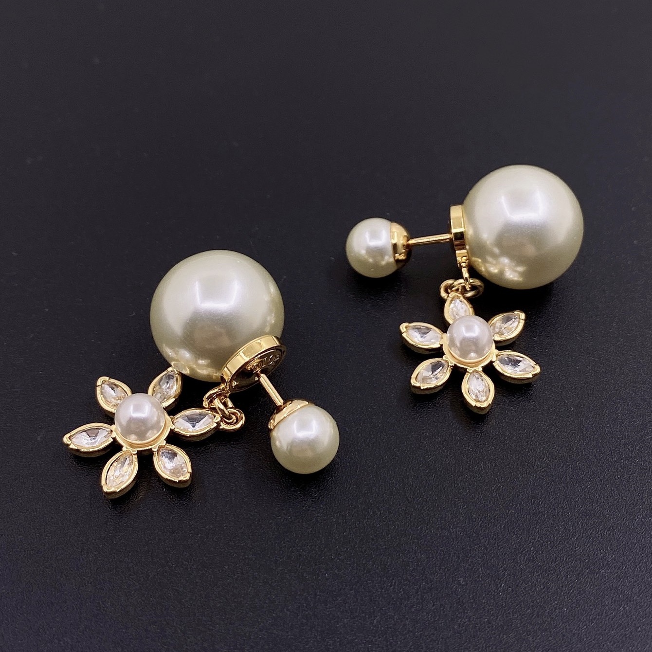 CD Pearls of Different Sizes Golden flower earrings YV24060238