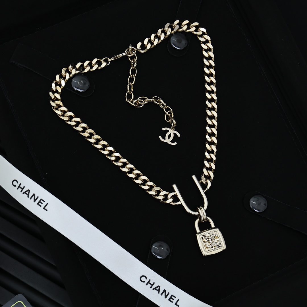 CH Unisex Classic Double C Lock-Shaped Necklace YV24060209