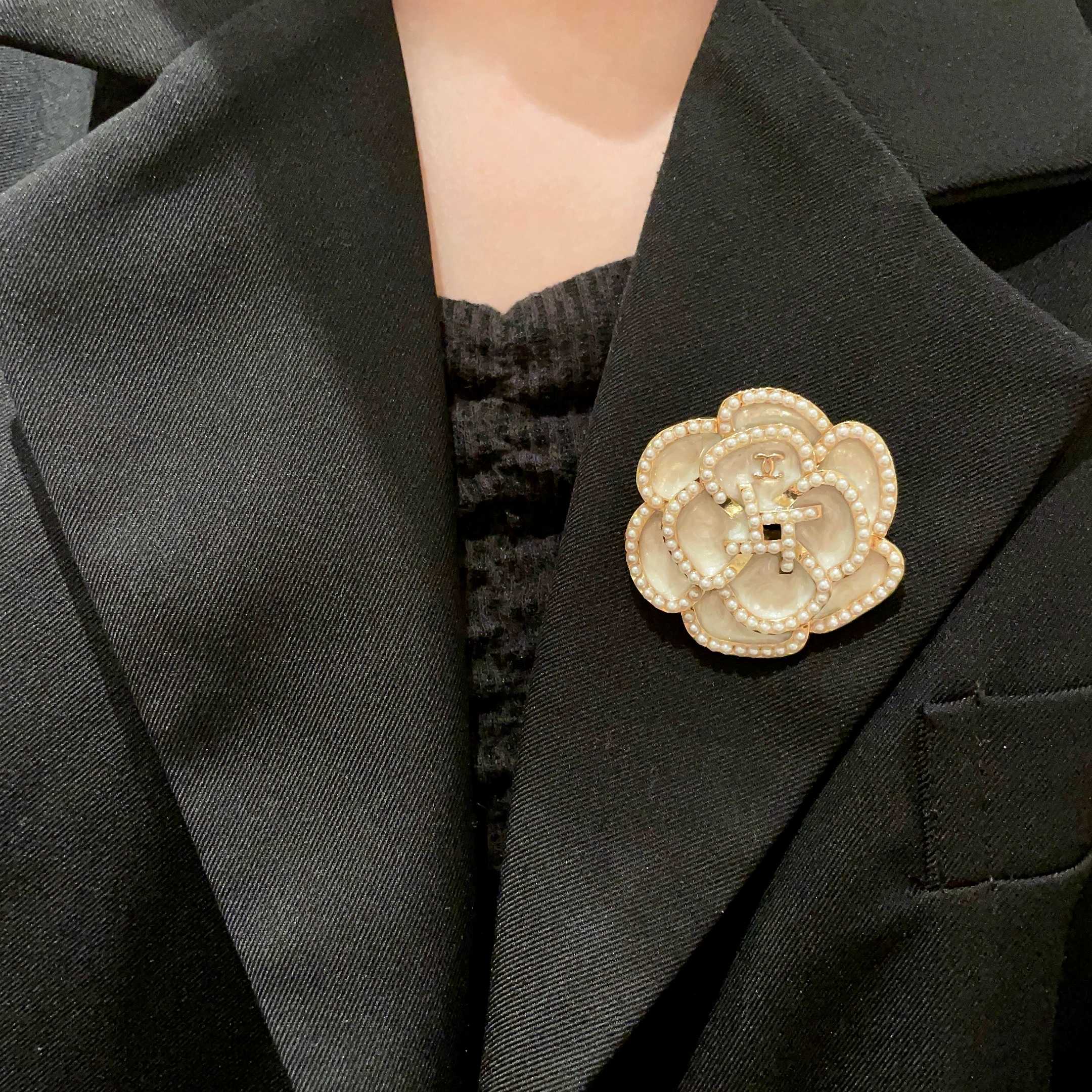 CH Classic Black and White Camellia pearls Brooch YV24060305