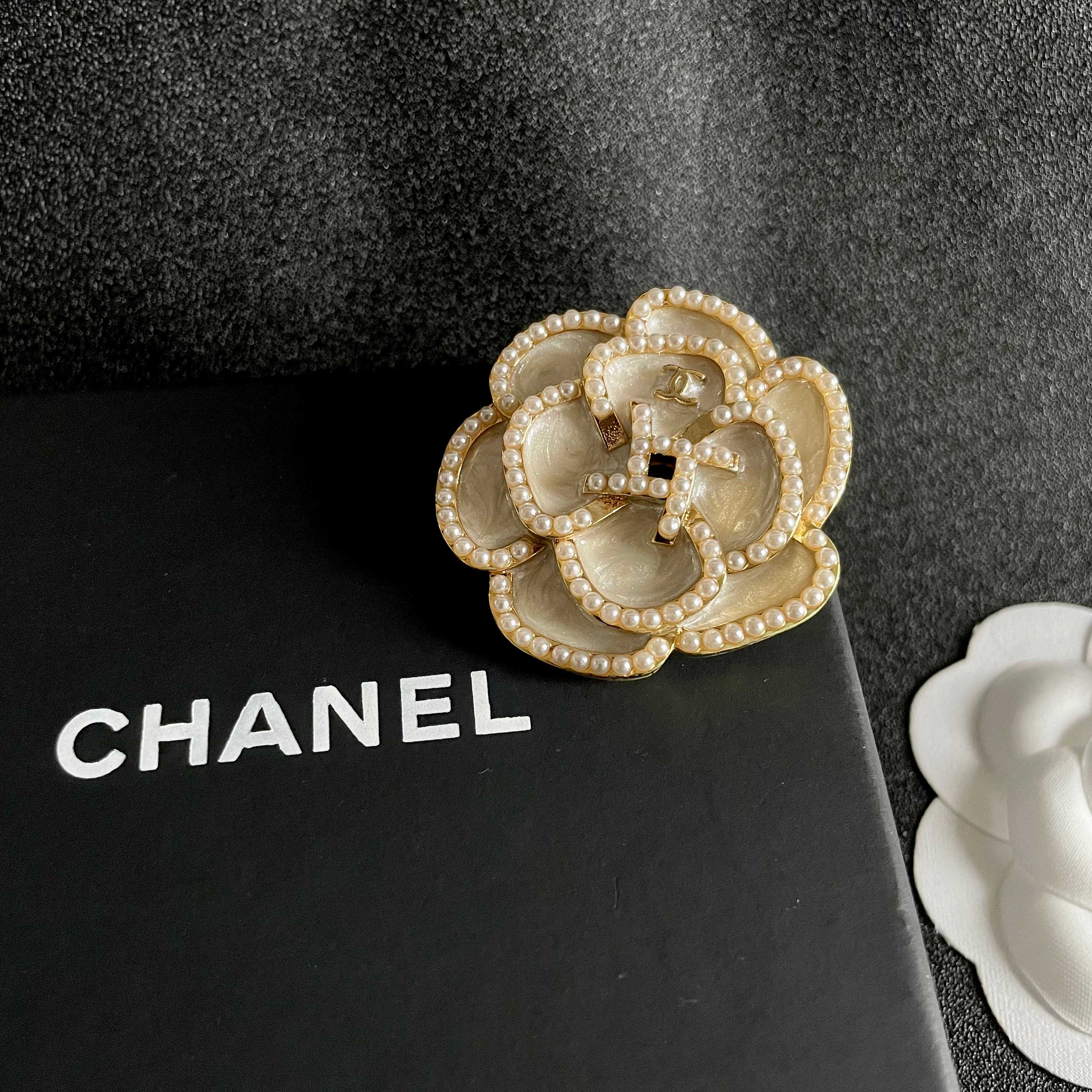 CH Classic Black and White Camellia pearls Brooch YV24060305
