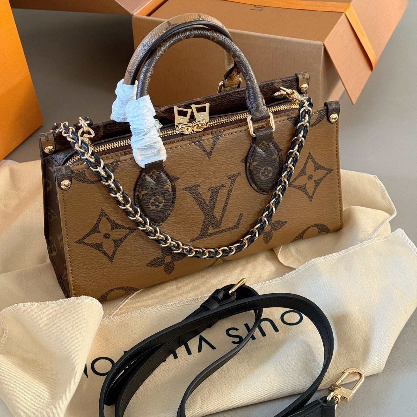 LV Monogram Multicolore OnTheGo East West Chain YV24060420
