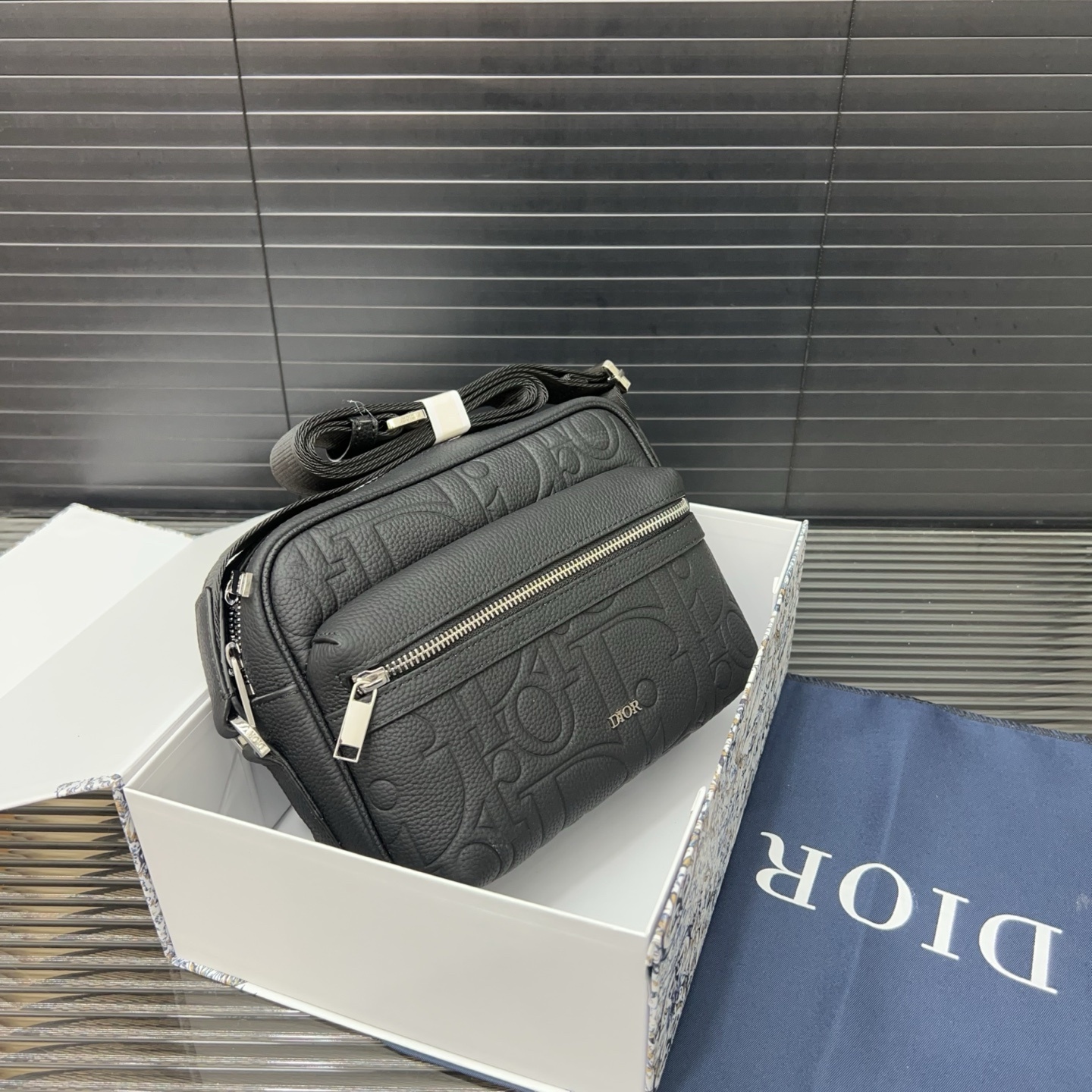 CD Rider 2.0 Zipped Messenger Bag YV24061210