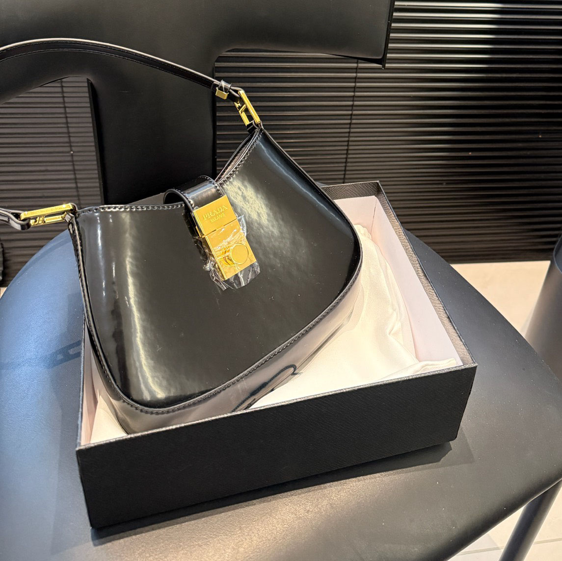 PRA Round Buckle Shoulder Bag Ev25061032