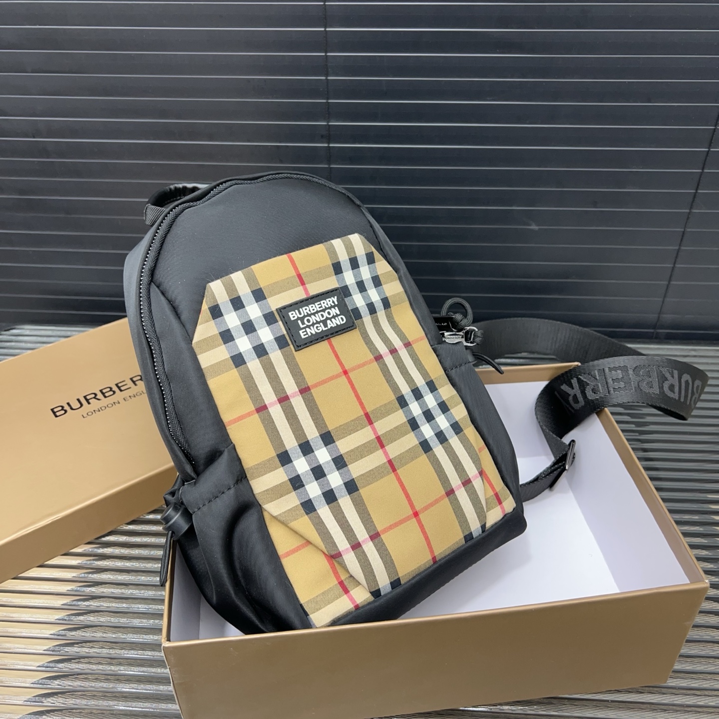 Bur Classic Fashion Chest Bag Ev25061161