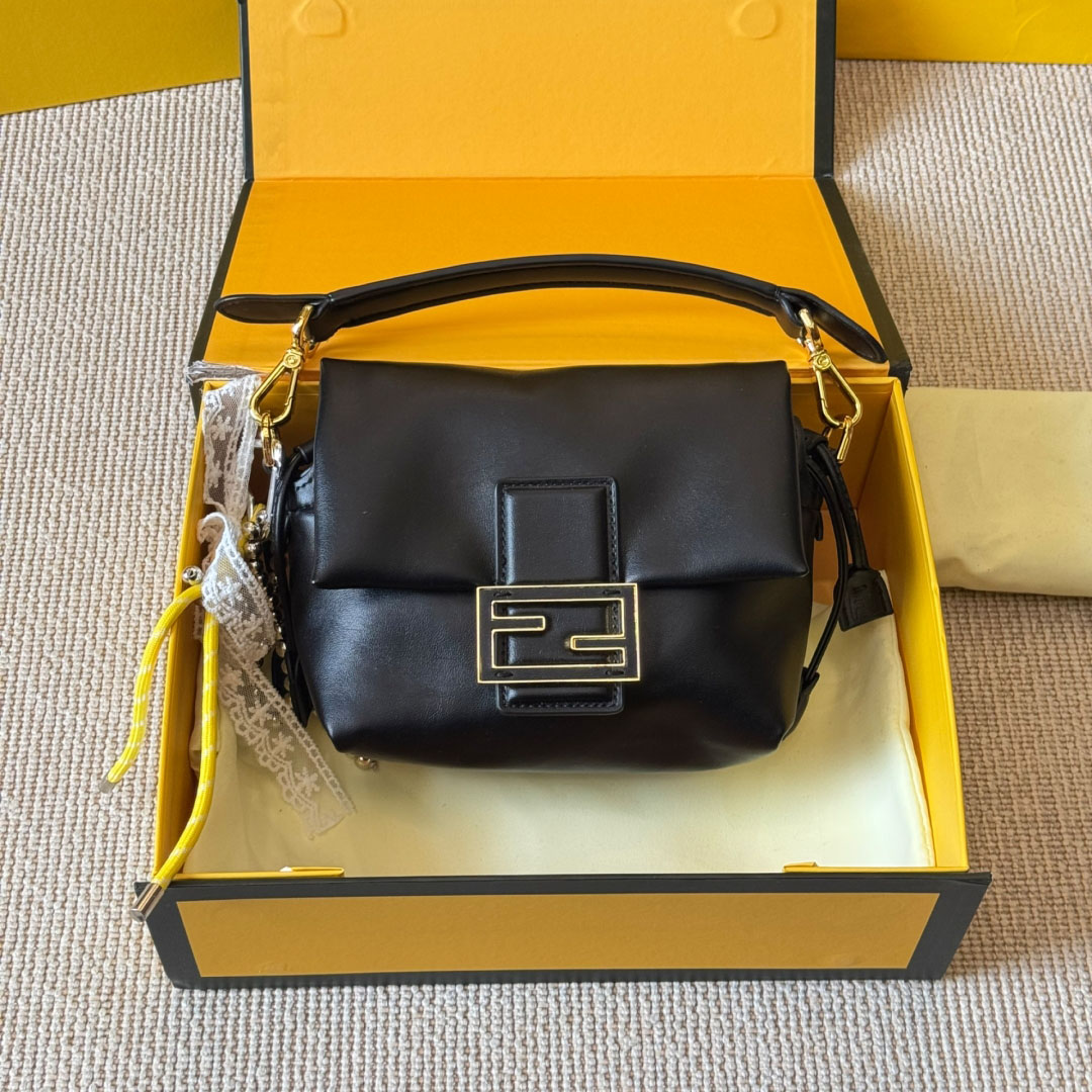 FD Mamma Shoulder Bag Ev25061238