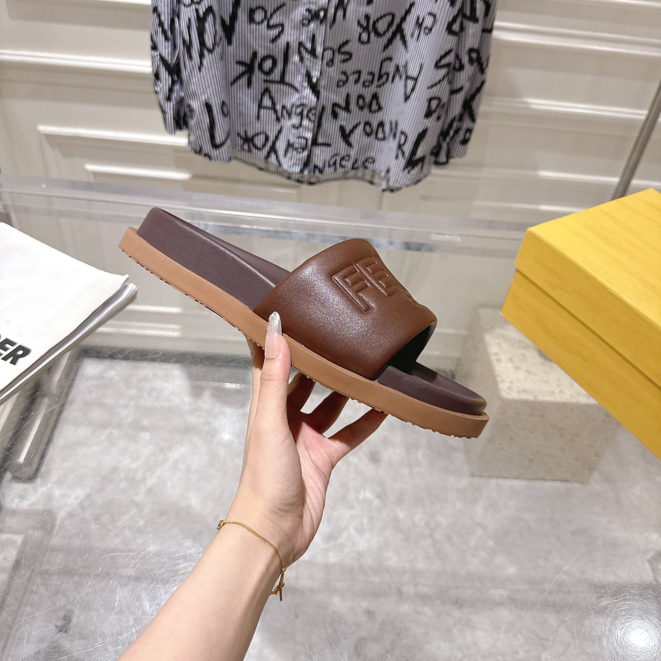 FD Casual Slippers Lh25061396