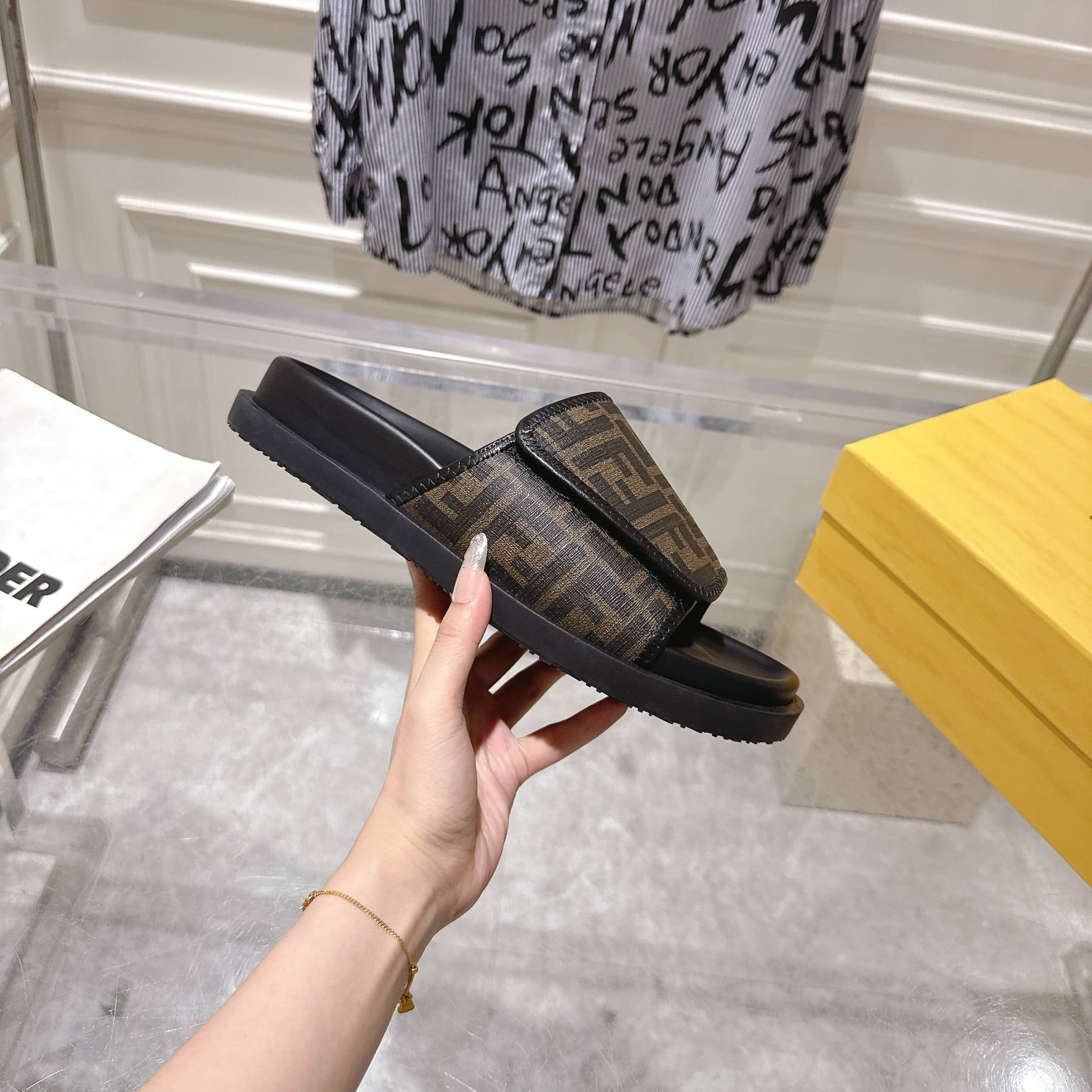 FD Casual Slippers Lh25061392