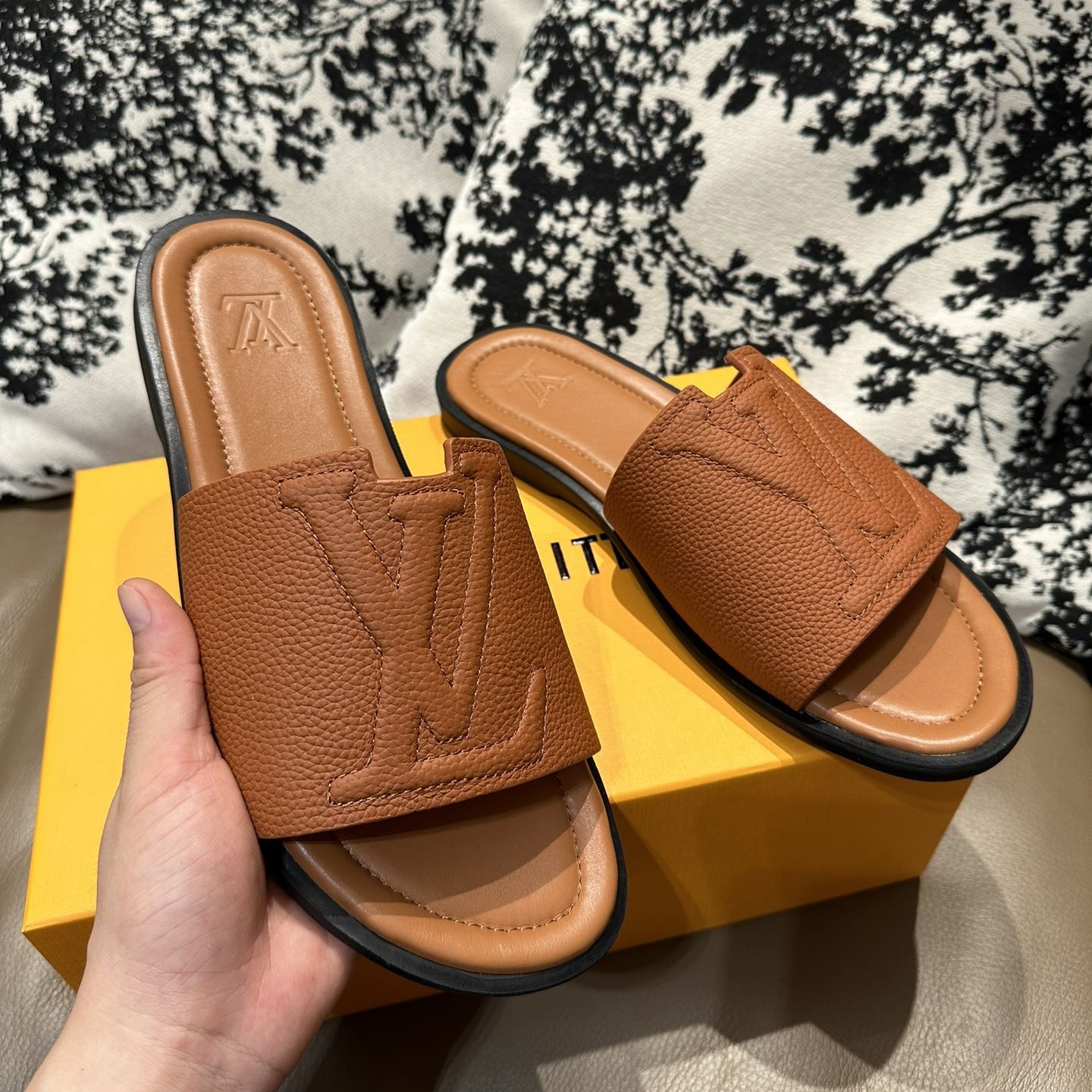 LV Minimalist Calfskin Slides YV24061837