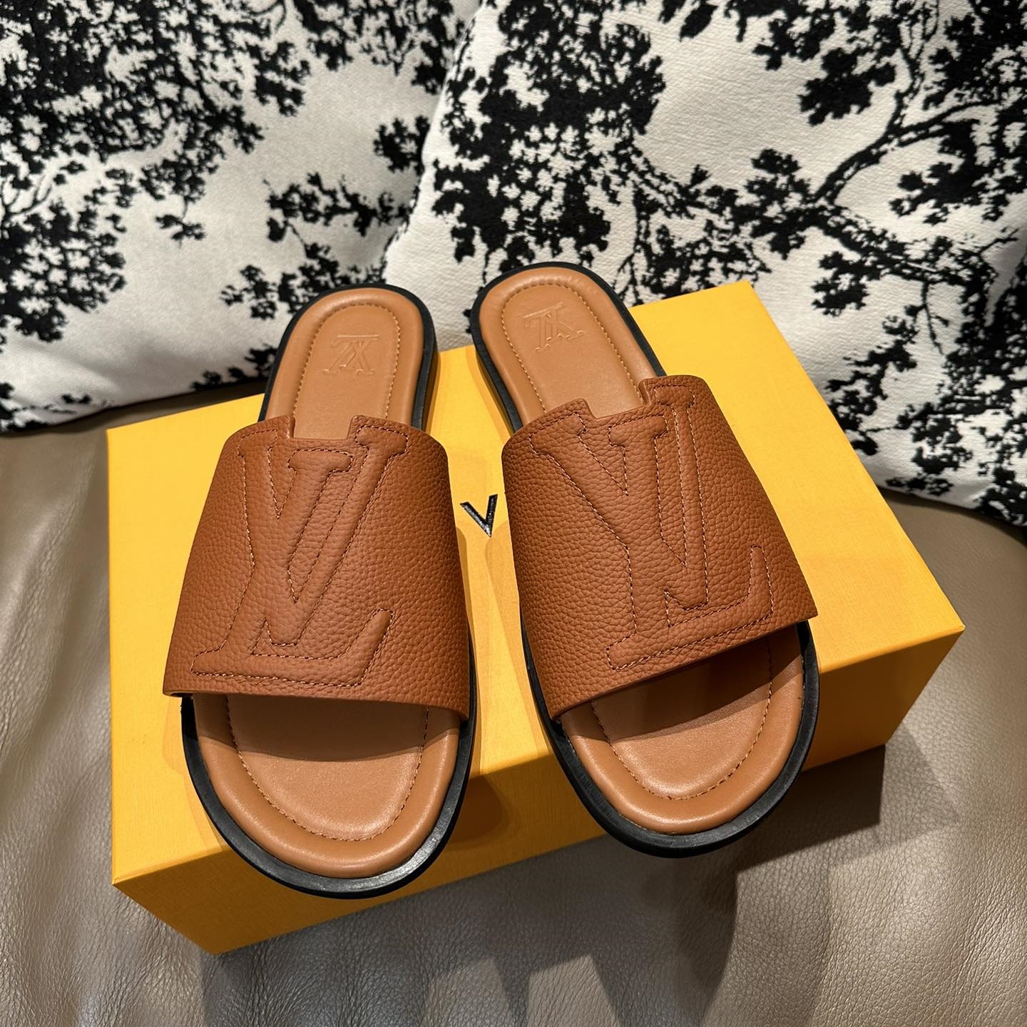 LV Minimalist Calfskin Slides YV24061837