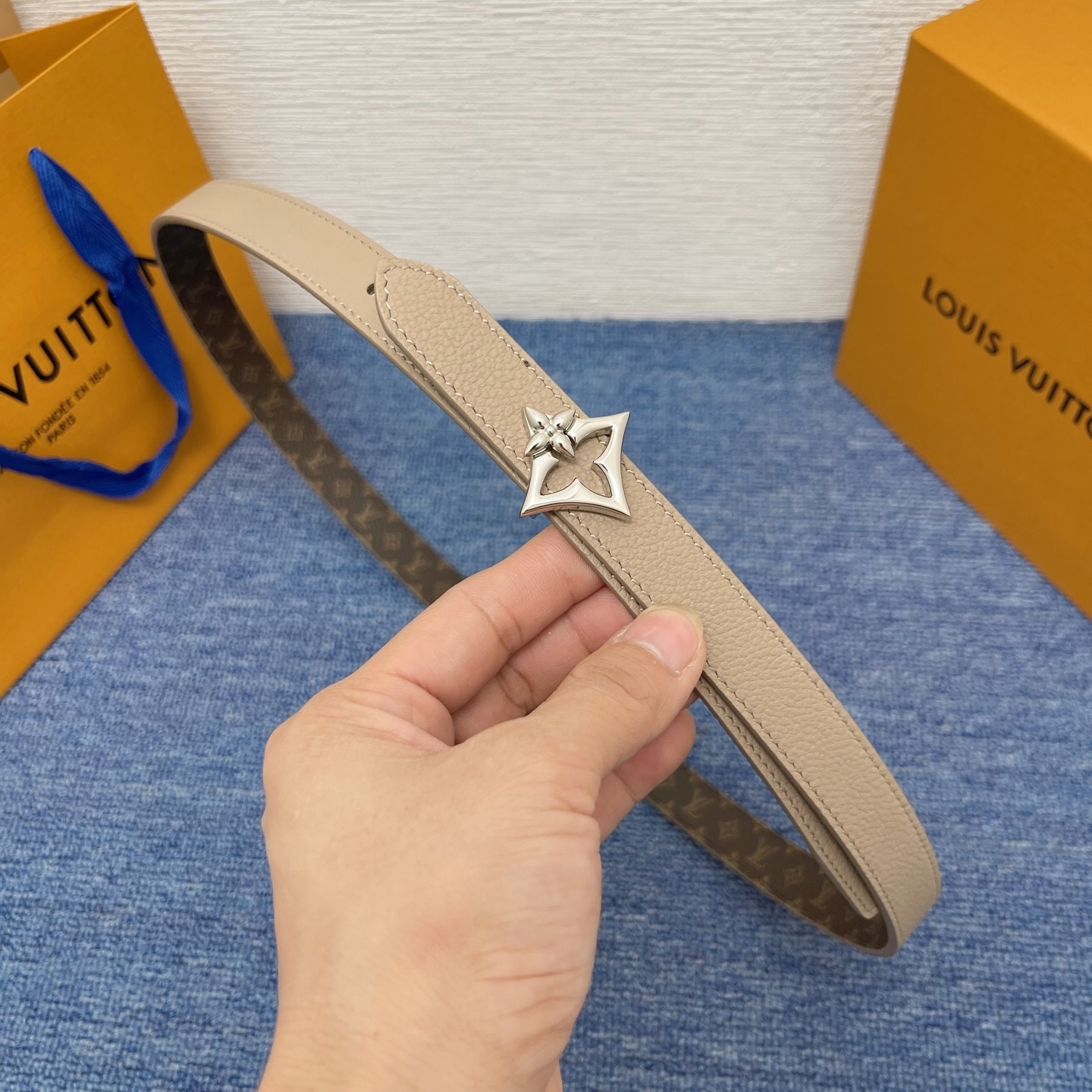 LV Women's Double - sided cowhide embossed monogram belt YV24071213