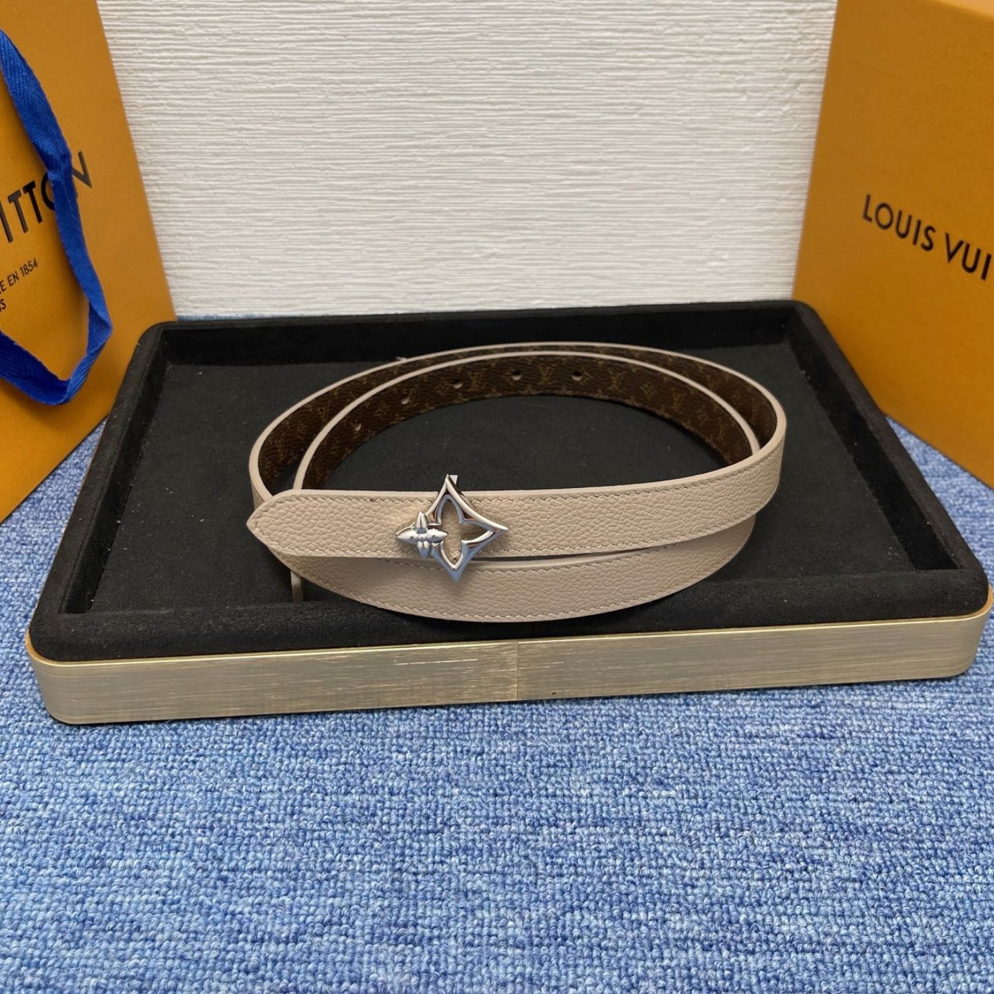 LV Women's Double - sided cowhide embossed monogram belt YV24071213