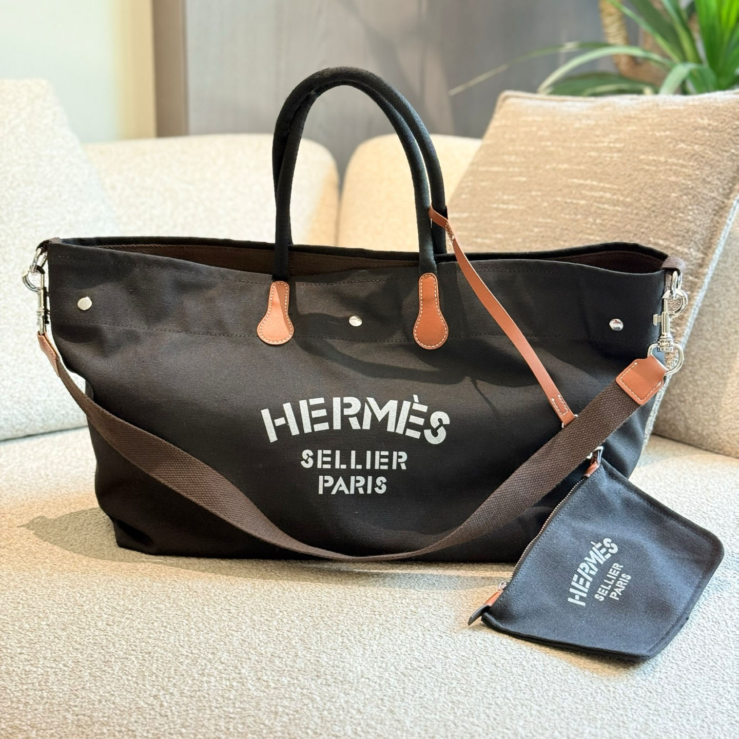 HM Classic Canvas Tote DD25071319