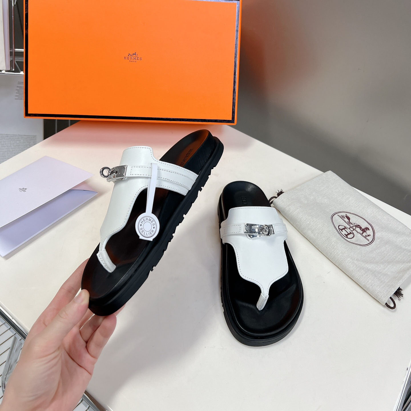 HM Chypre Classic Kelly Sandals DD25071418