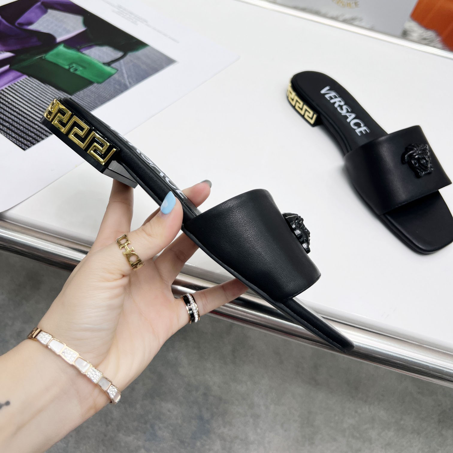 Vs Medusa Logo Classic Flat Sandals DD25071718