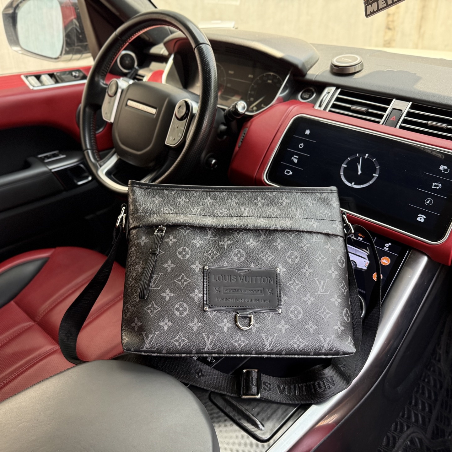 LV Men's Classic Monogram Messenger Bag YV24072012