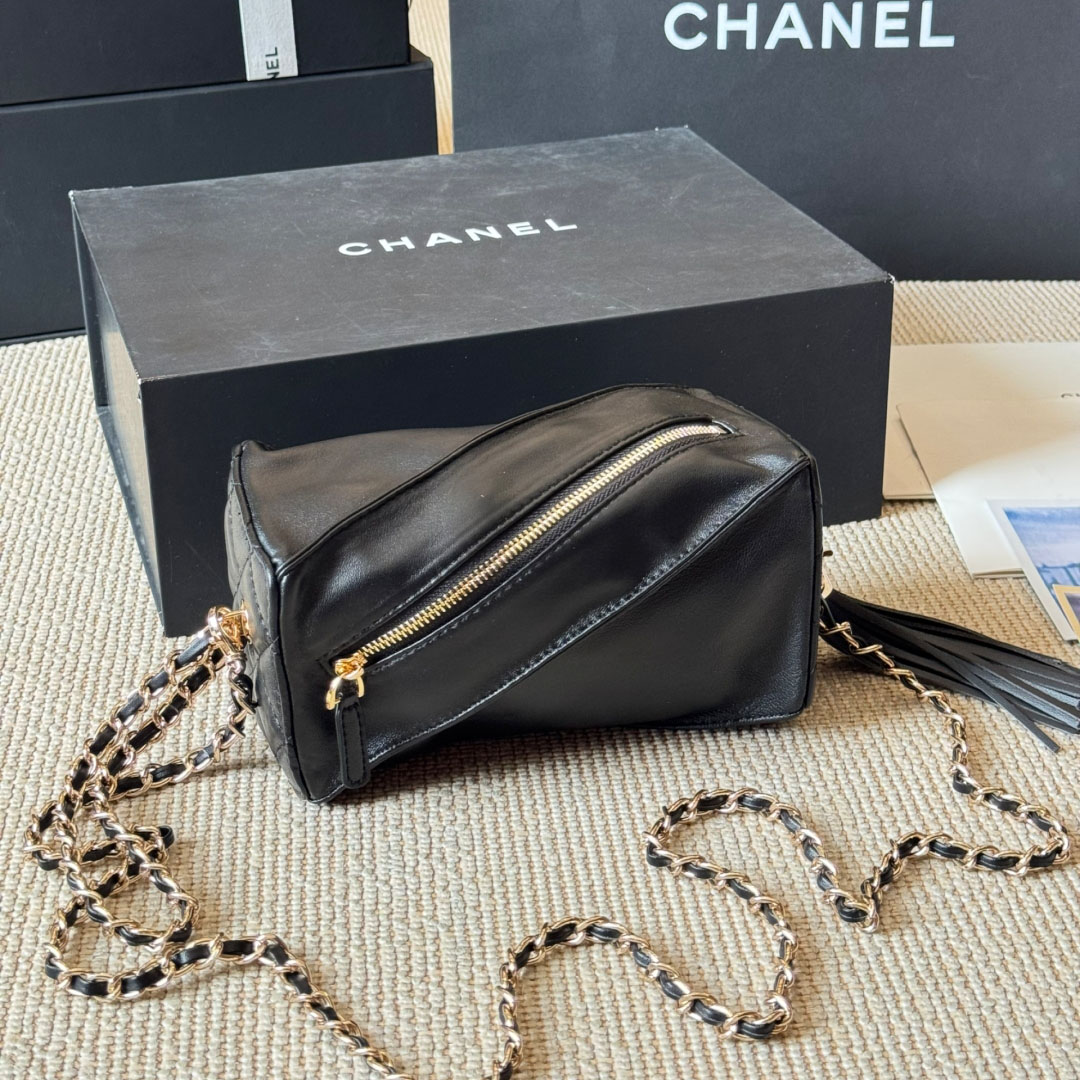 CH New Fringe Clutch DD25072149