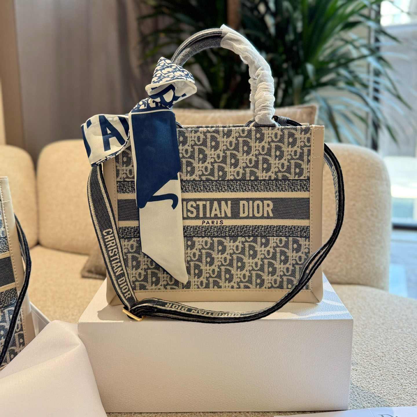 CD Classic Tote DD25080608