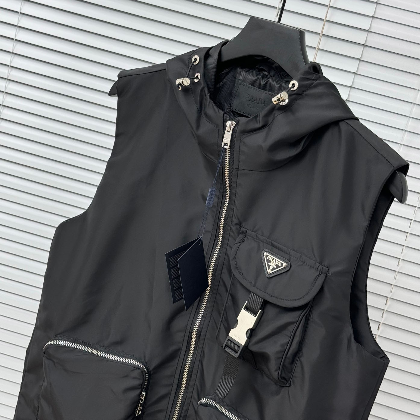 PRA Nylon Solid Sleeveless Vest DD25081201