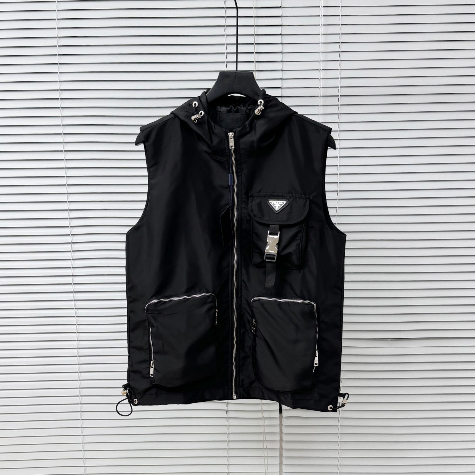 PRA Nylon Solid Sleeveless Vest DD25081201