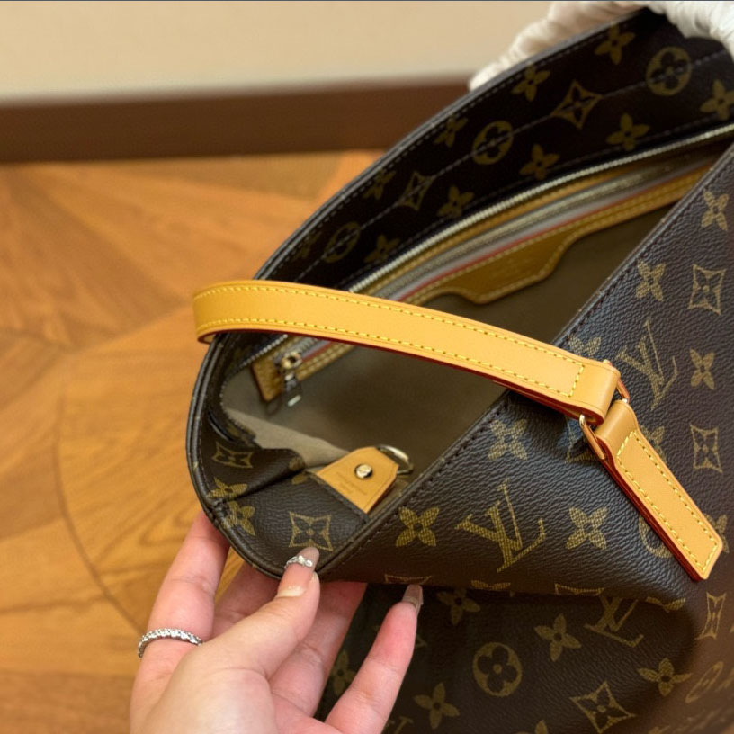 LV 24 Large Capacity Tote AM25081303