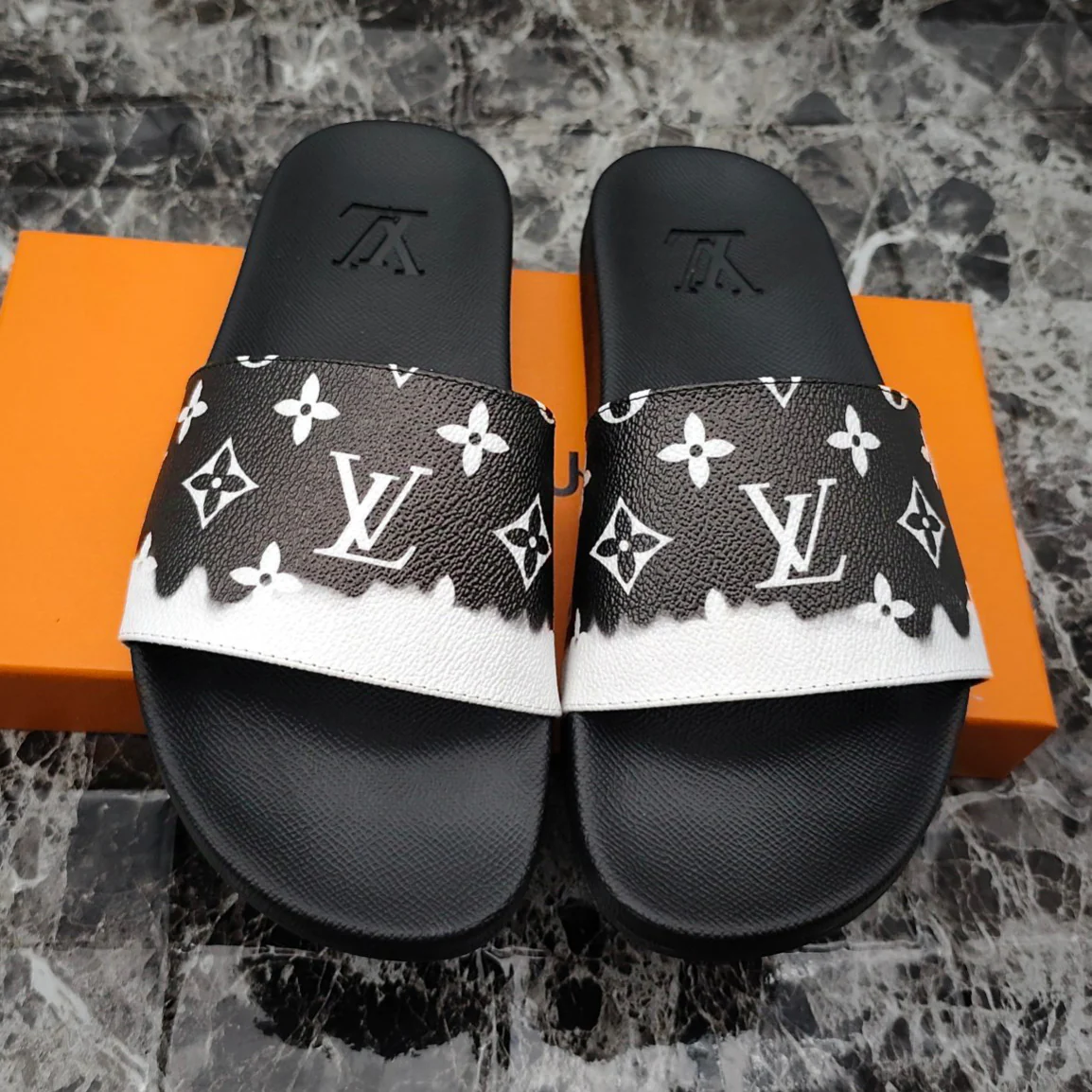 LV Unisex Fashion Slippers AM25081312