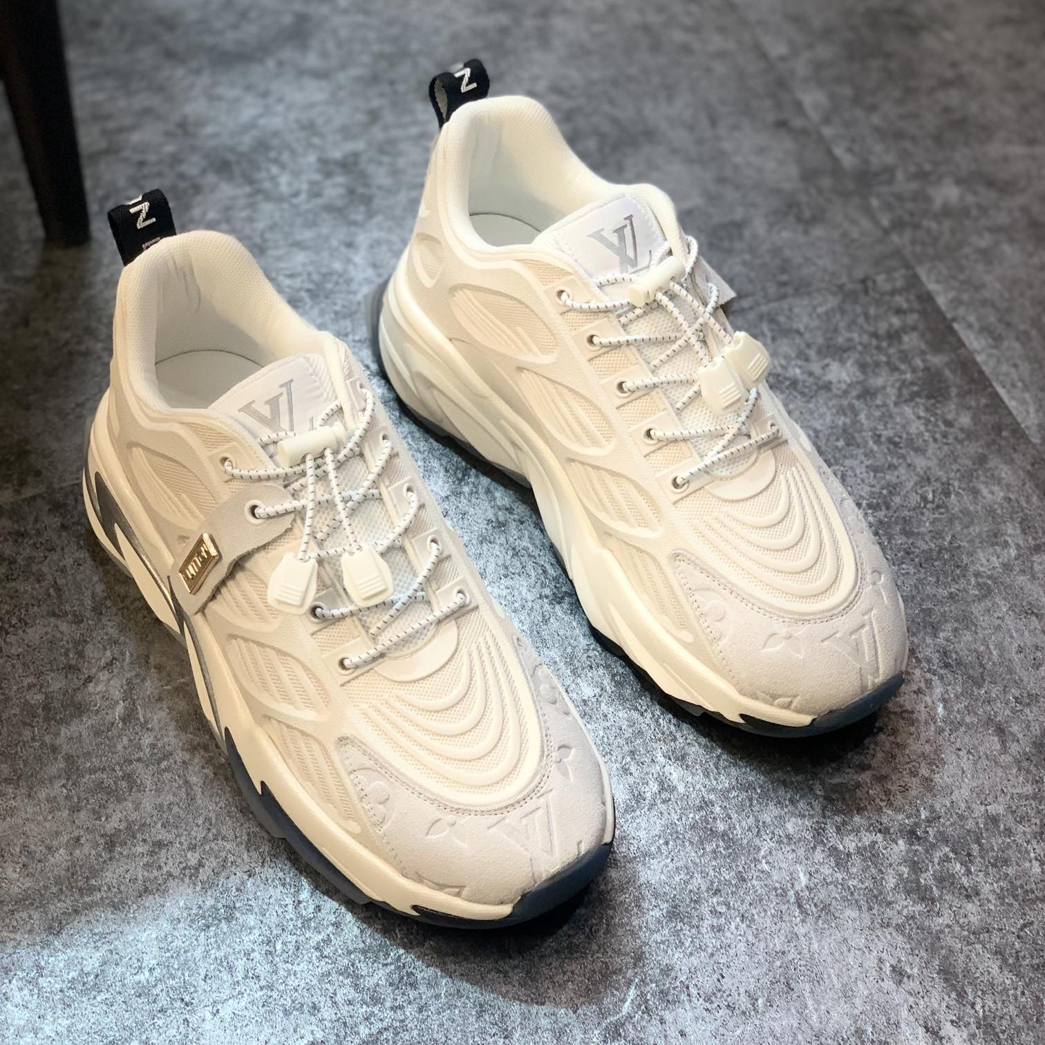 LV Men's White Sneakers XX25081103