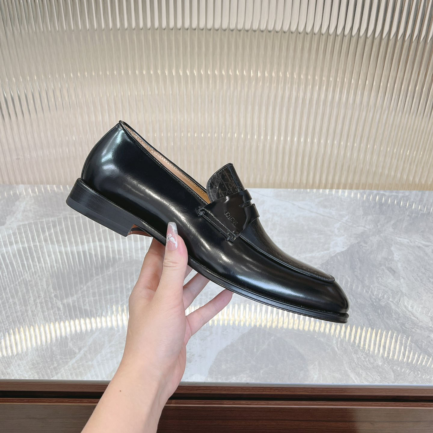 CD Classic Logo Gradient Shiny Leather Shoes XX25081151