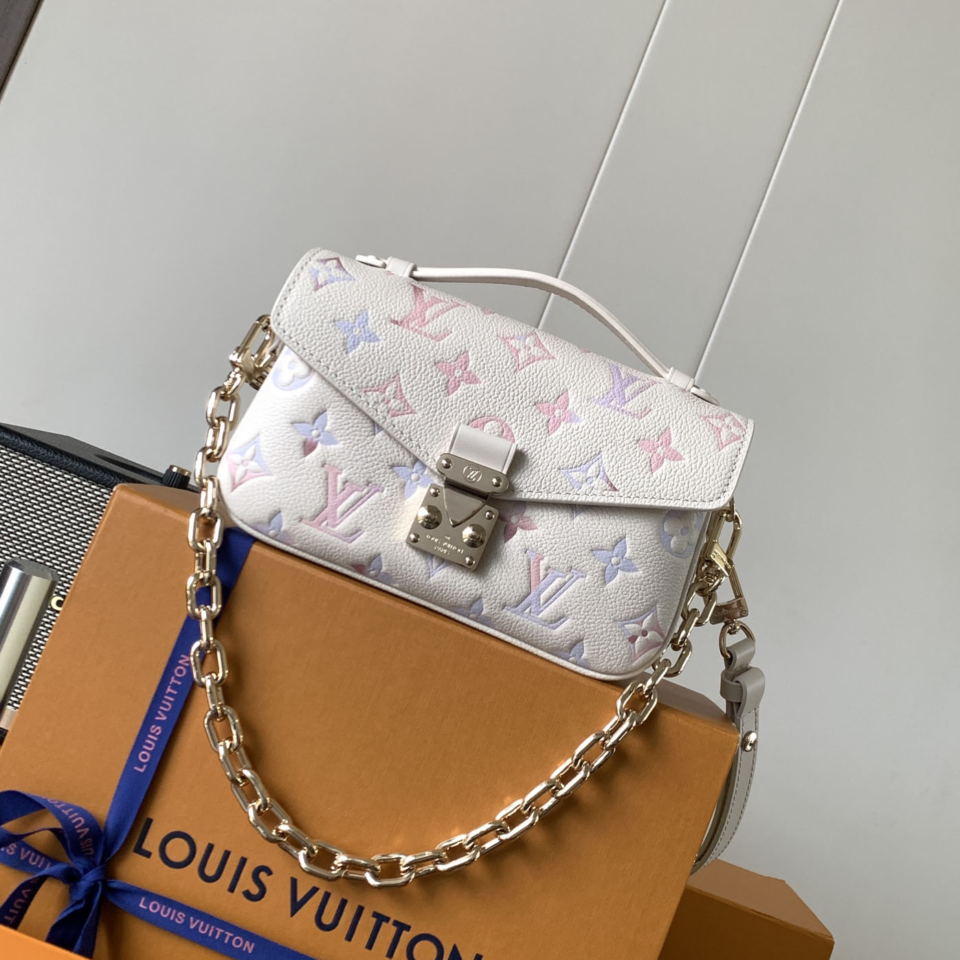 LV Pochette Métis East West V25081429