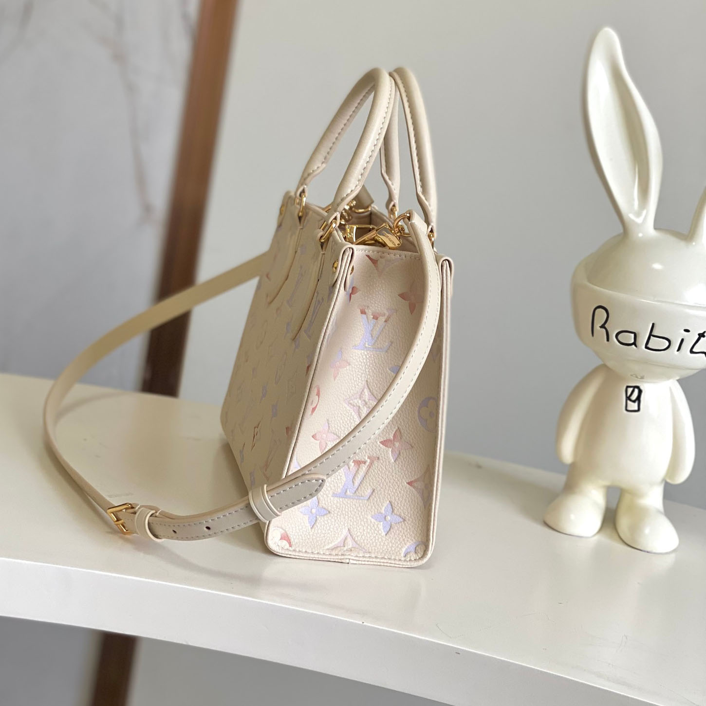 LV OnTheGo Small Handbag V25081430