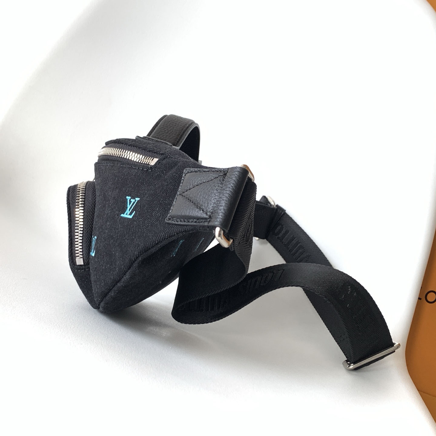 LV Gradient Denim Embroidery Chest Bag V25081419