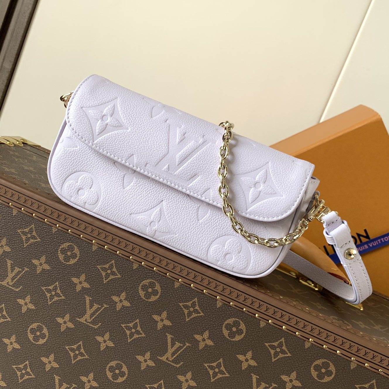 LV Wallet On Chain Lvy Handbag V25081408
