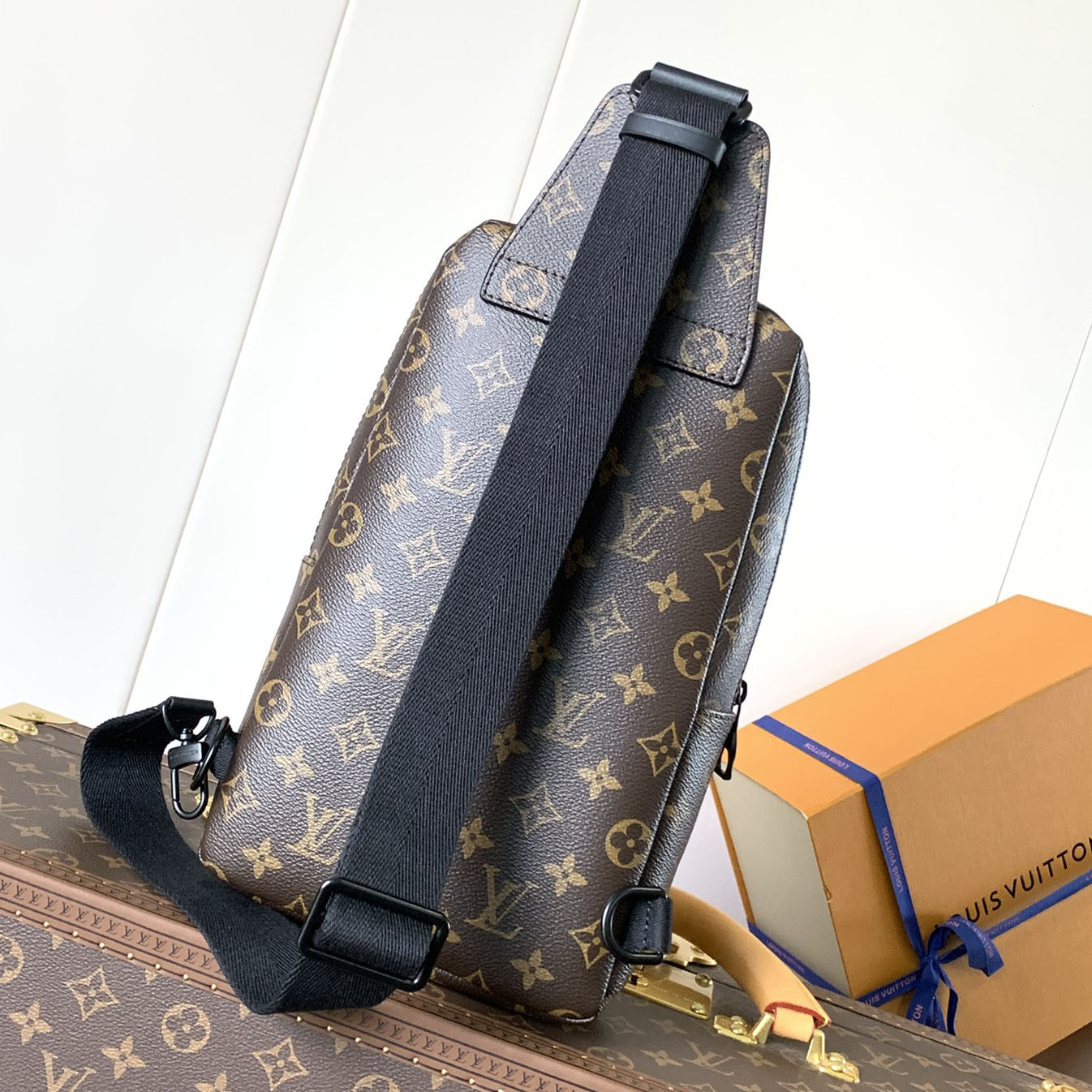 LV Avenue Shoulder Bag V25081425