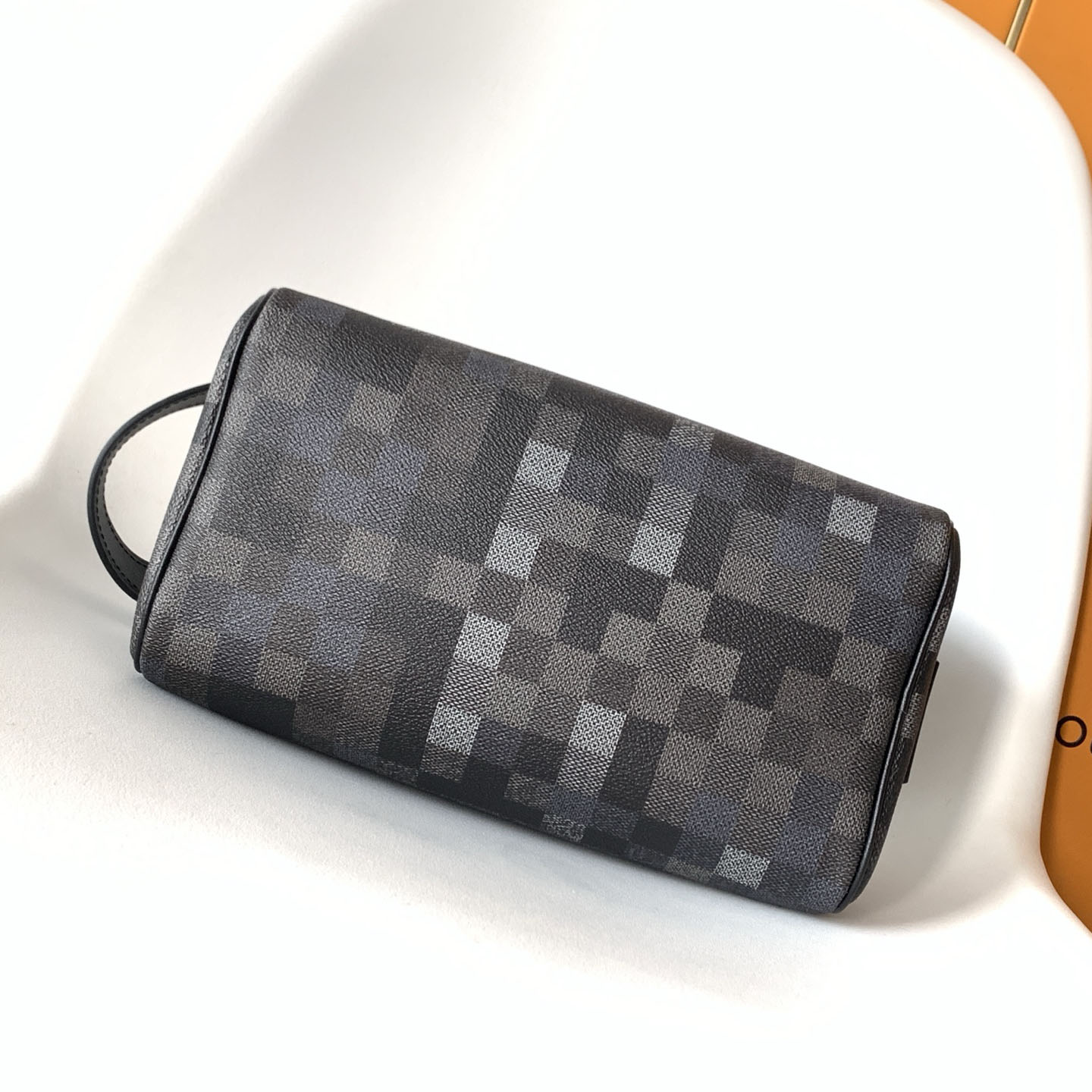LV Dopp Kit Clutch V25081418