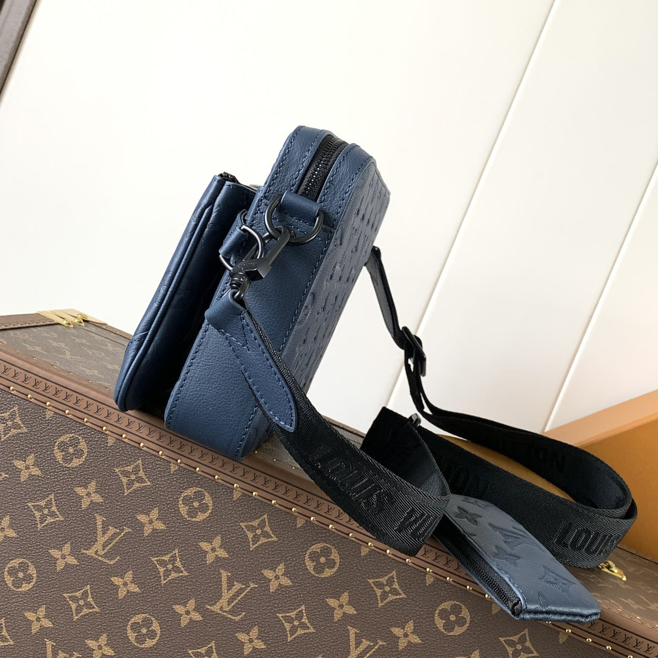 LV Trio Messenger V25081424