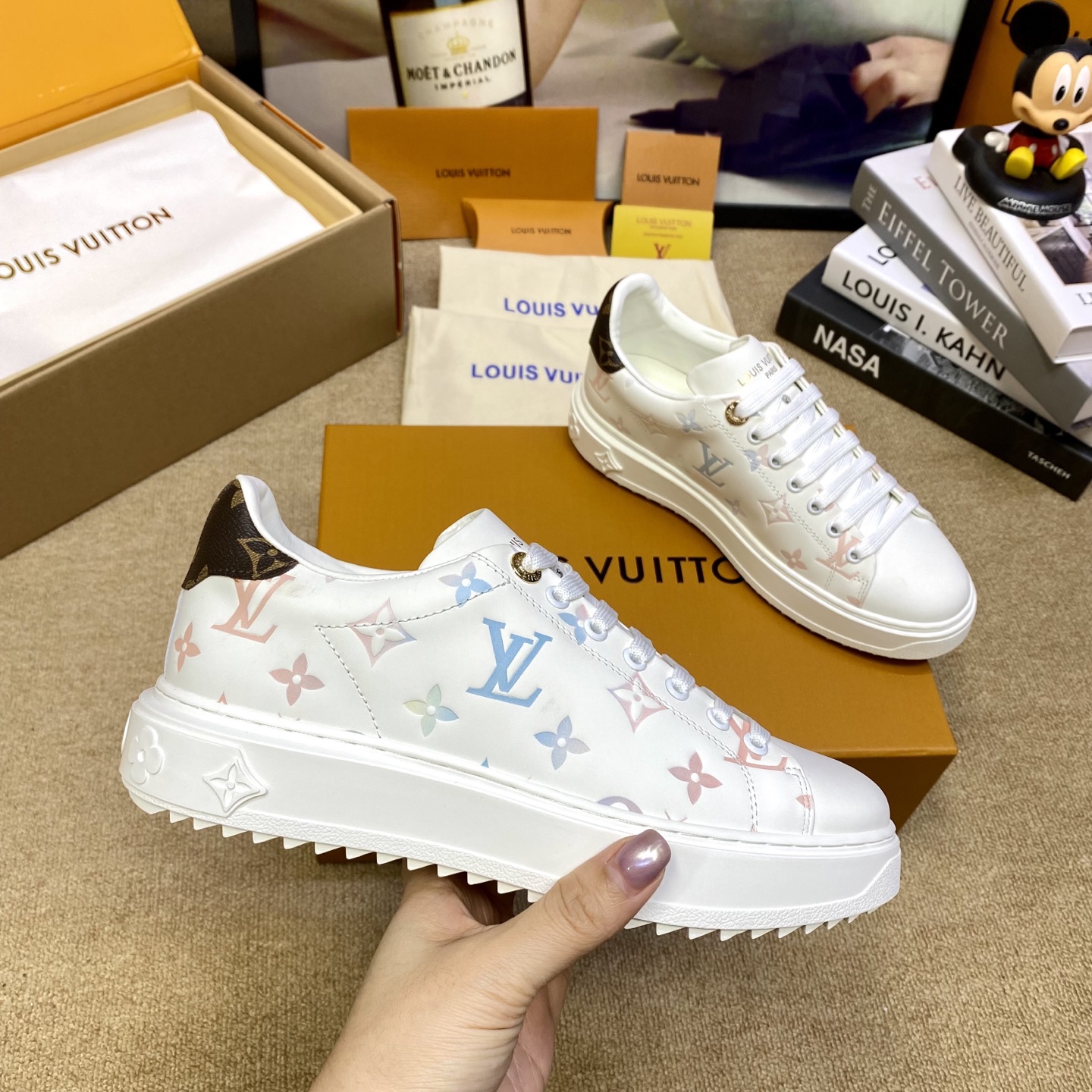 LV Time Out Series Gradient Logo Casual Shoes EF25081408
