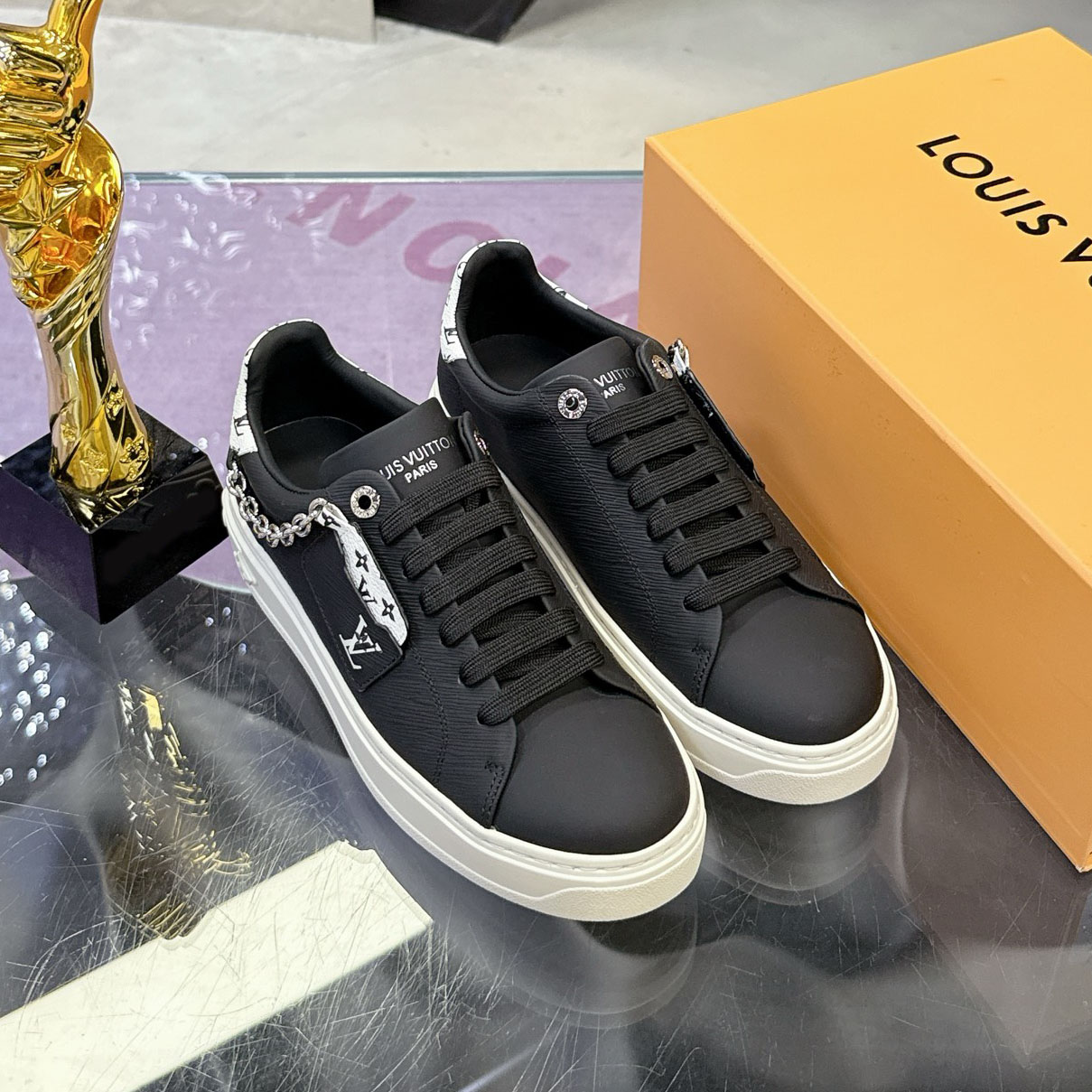 LV 25New Women's Fashion Chain Casual Shoes FE25081626