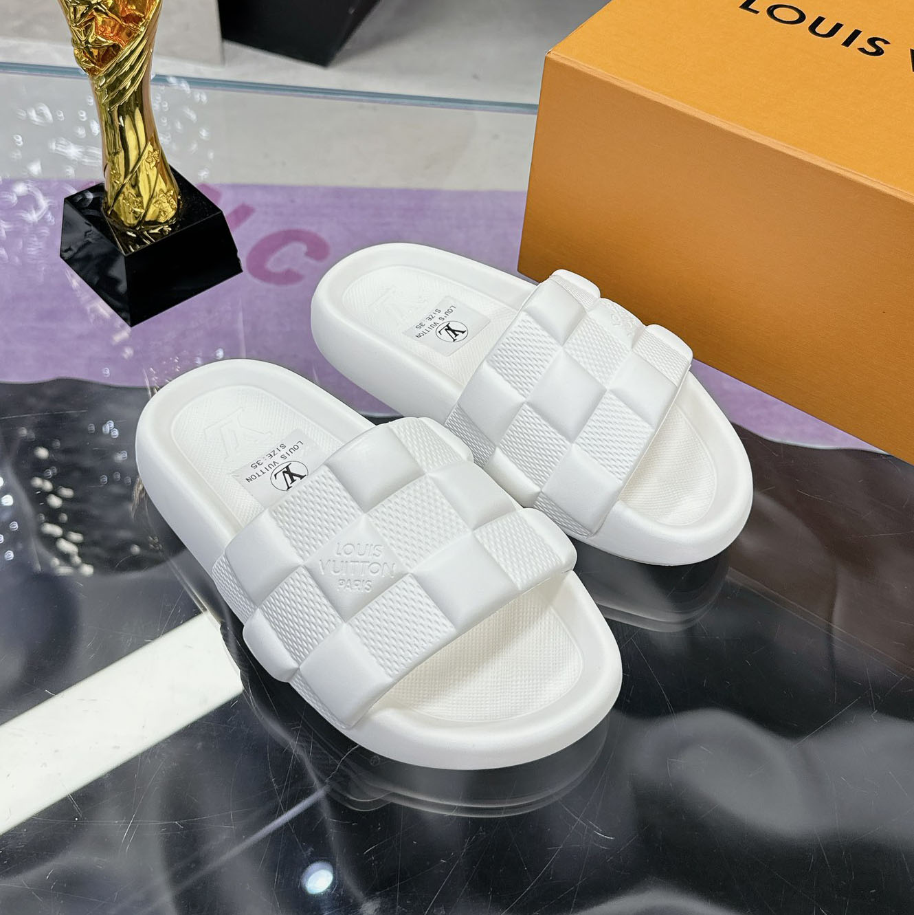 LV New - style Foam Slippers FE25081633
