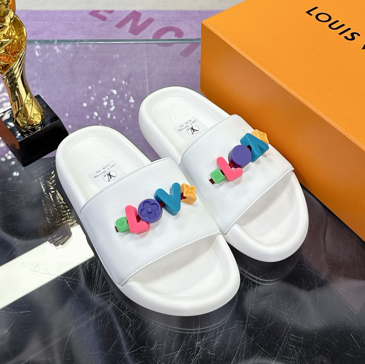 LV DIY-Decorated Couple Slippers FE25081634